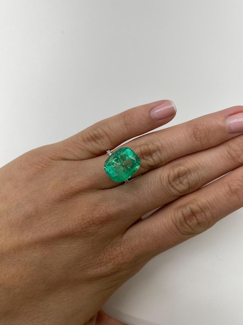 Esmeralda colombiana amarillenta de 11,50 ct - Piedra preciosa Muzo talla cojín en venta 2