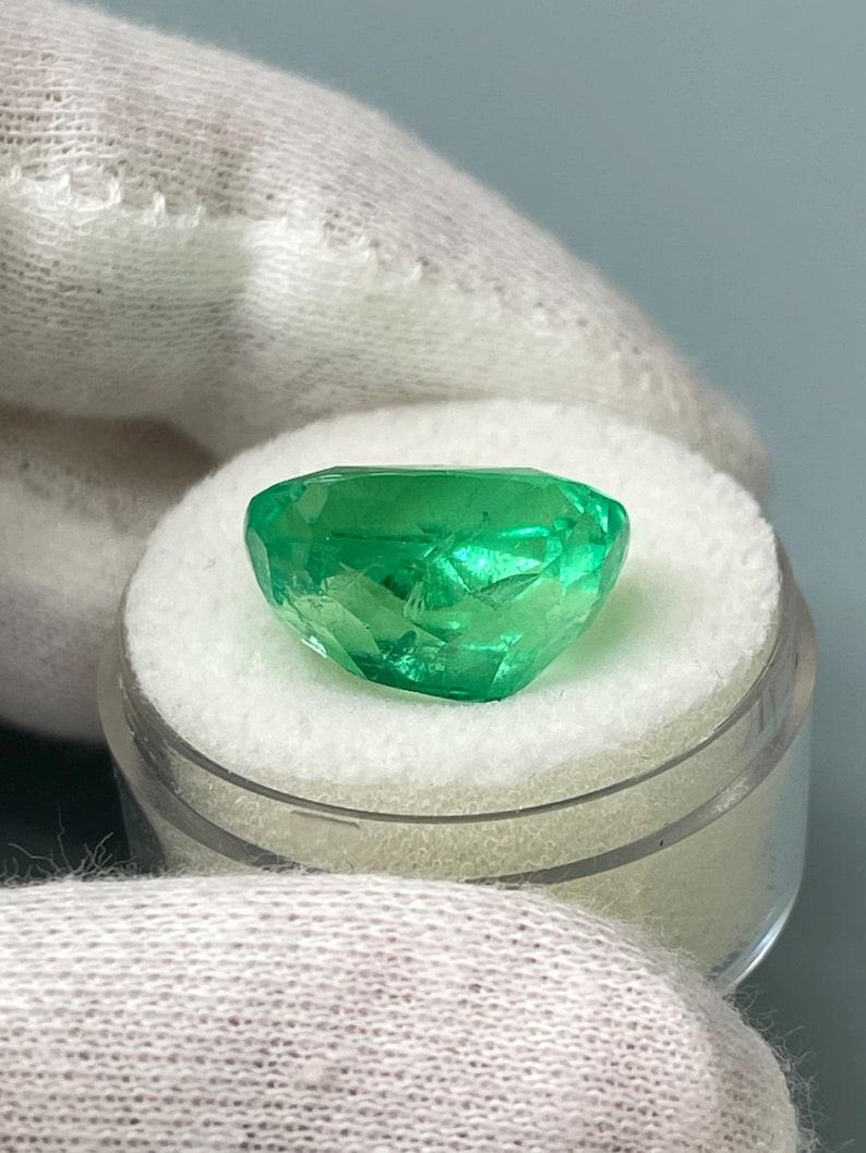 Esmeralda colombiana amarillenta de 11,50 ct - Piedra preciosa Muzo talla cojín en venta 1