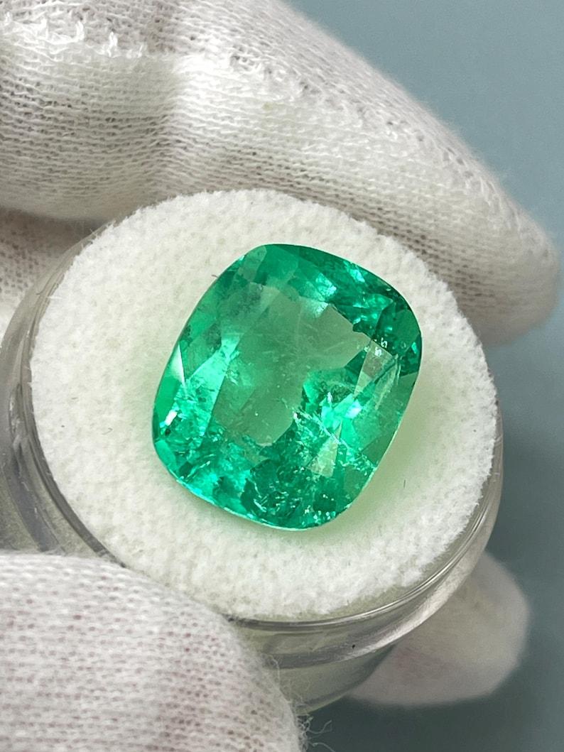 De las mujeres Esmeralda colombiana amarillenta de 11,50 ct - Piedra preciosa Muzo talla cojín en venta