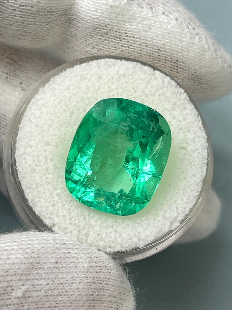 Esmeralda colombiana amarillenta de 11,50 ct - Piedra preciosa Muzo talla cojín en Nuevo estado para la venta en Jupiter, FL