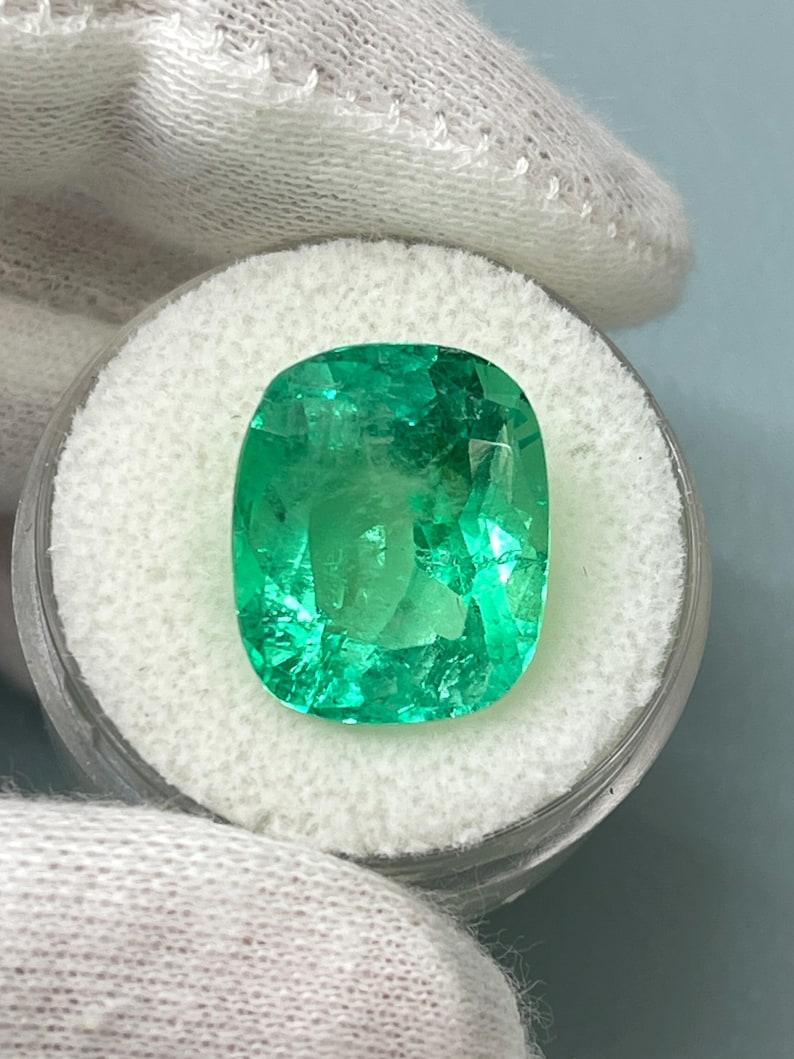 Esmeralda colombiana amarillenta de 11,50 ct - Piedra preciosa Muzo talla cojín Moderno en venta