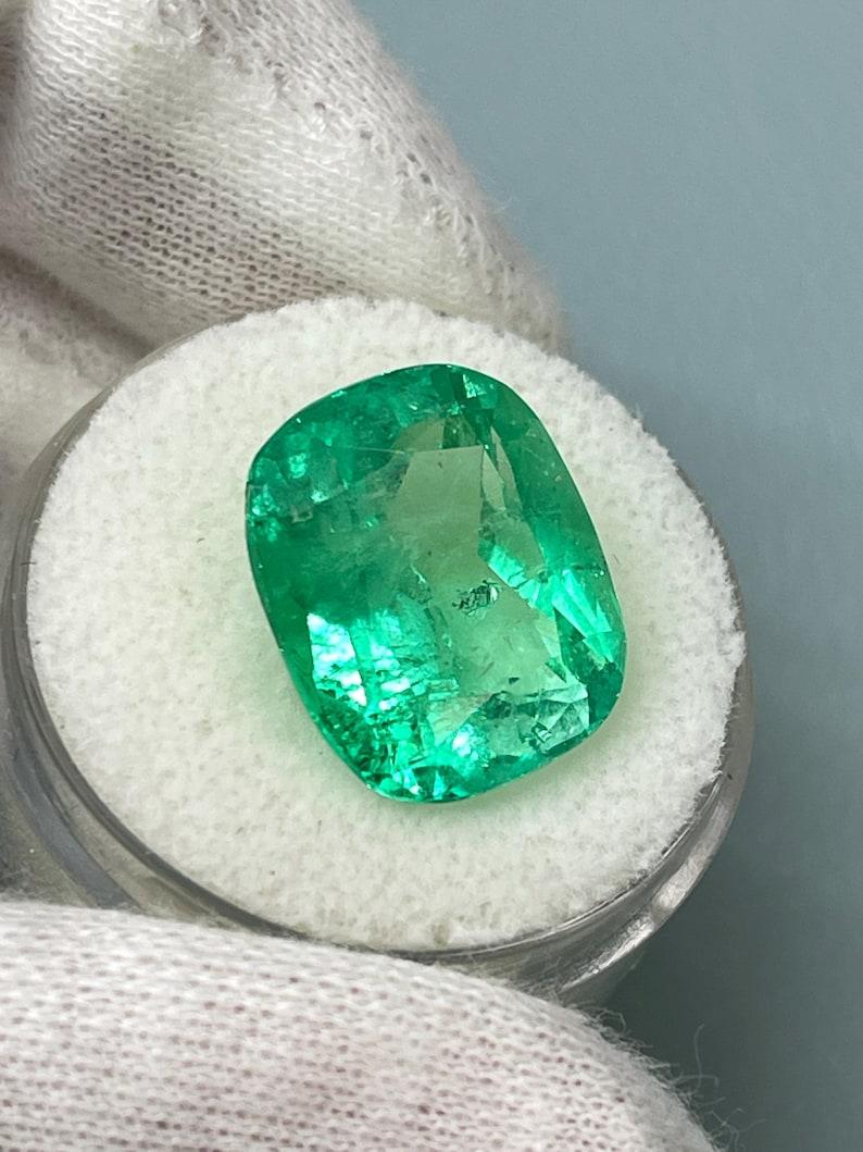 Esmeralda colombiana amarillenta de 11,50 ct - Piedra preciosa Muzo talla cojín Corte cojín en venta