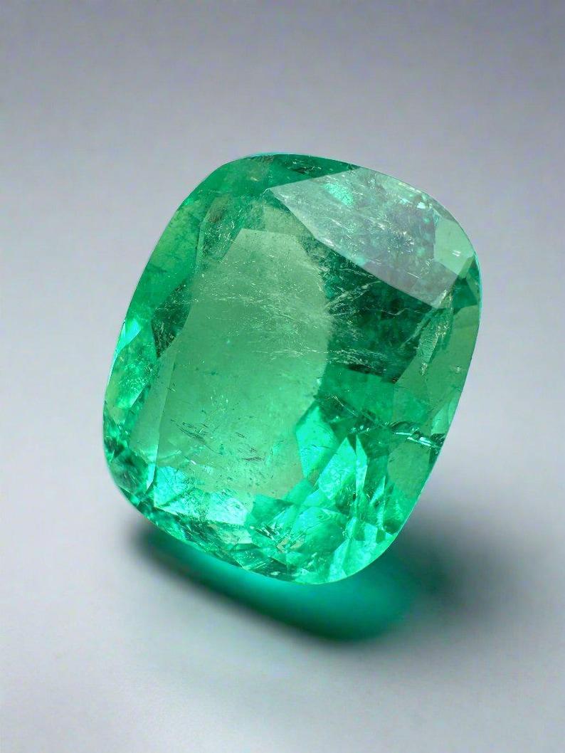 Piedra: Esmeralda
Peso: 11,50 quilates
Forma: Corte de cojín
Claridad: Transparente
Lustre: Muy bueno
Color: Verde amarillento
Medidas: 15,65 mm x 13,04 mm x 8,95 mm
Origen geográfico: Colombia
Tratamiento: Natural, Engrasado

Observaciones: Debido