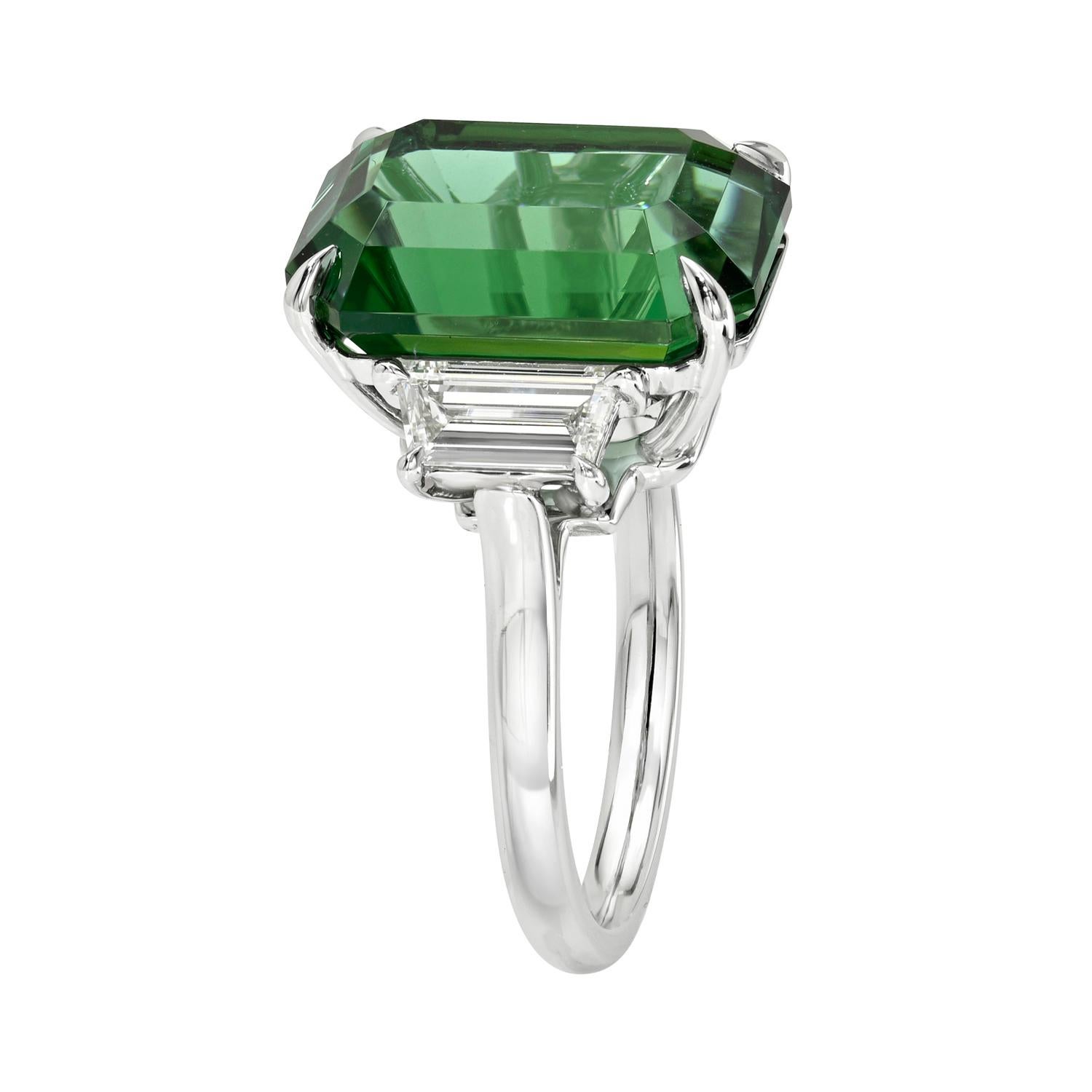 GIA Certified 11.51 Carat Emerald-Cut Mint Tourmaline and Diamond Three-Stone Platinum Ring by Merkaba Jewelry Beverly Hills (Bague en platine à trois pierres avec tourmaline émeraude et diamant)

Alliance rare de clarté, de savoir-faire et