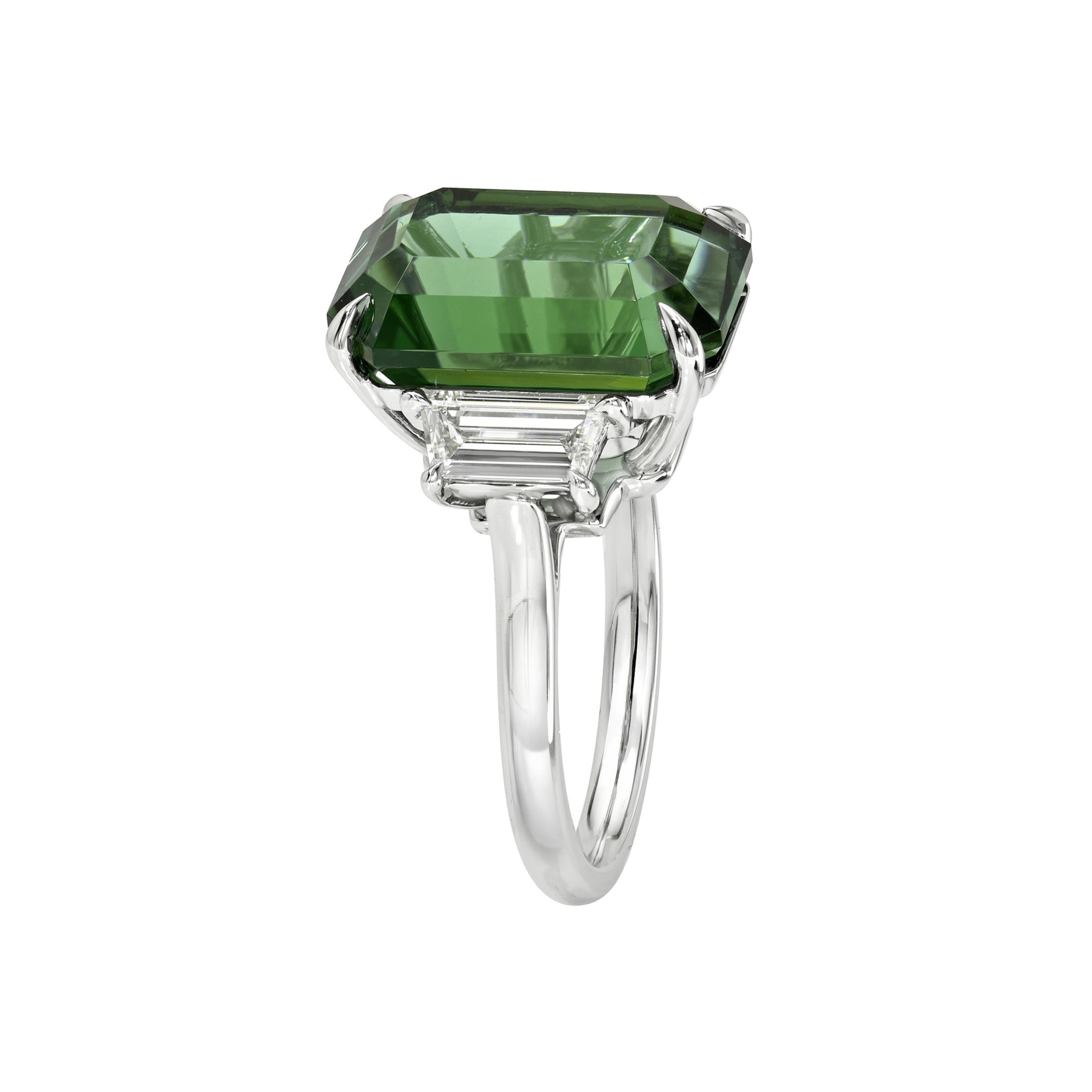GIA Certified 11.51 Carat Emerald-Cut Mint Tourmaline and Diamond Three-Stone Platinum Ring by Merkaba Jewelry Beverly Hills (Bague en platine à trois pierres avec tourmaline émeraude et diamant)

Alliance rare de clarté, de savoir-faire et