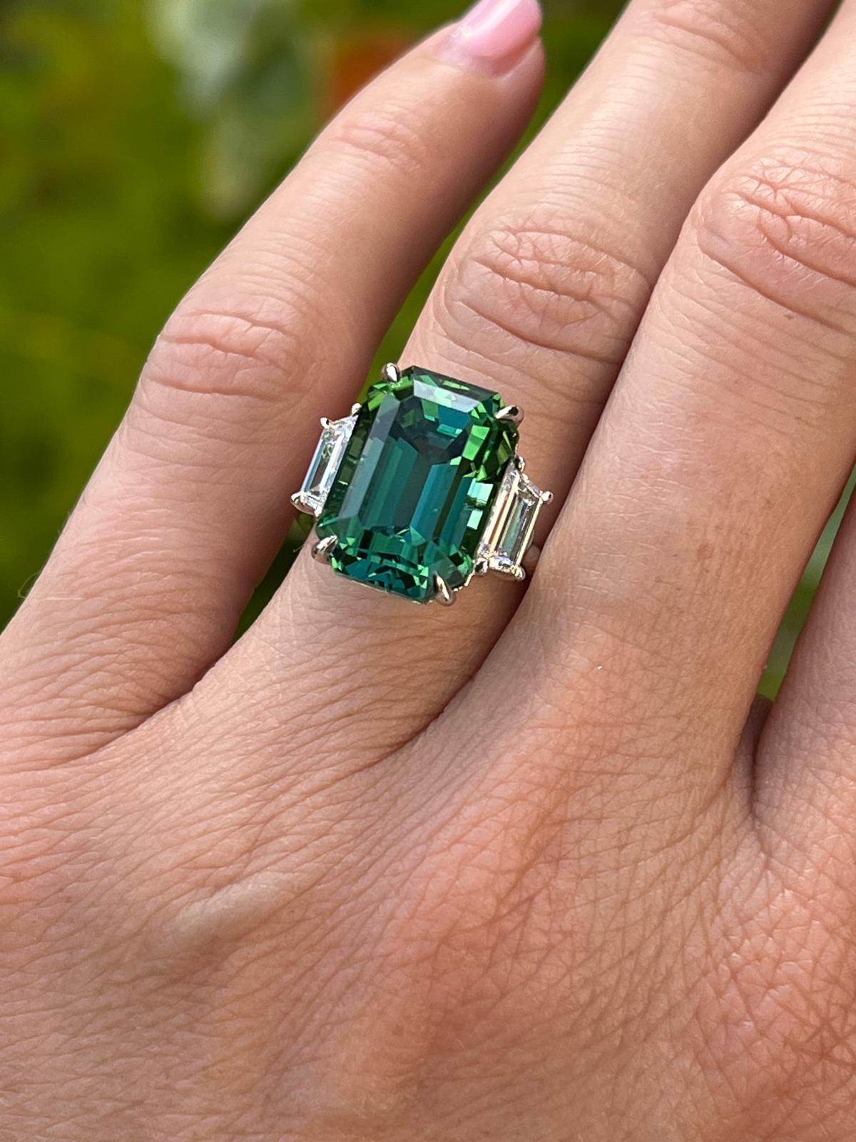 Contemporain 11.51 Carat Emerald-Cut Mint Tourmaline and Diamond Platinum Ring, GIA Certified (bague en platine avec tourmaline émeraude et diamant) en vente