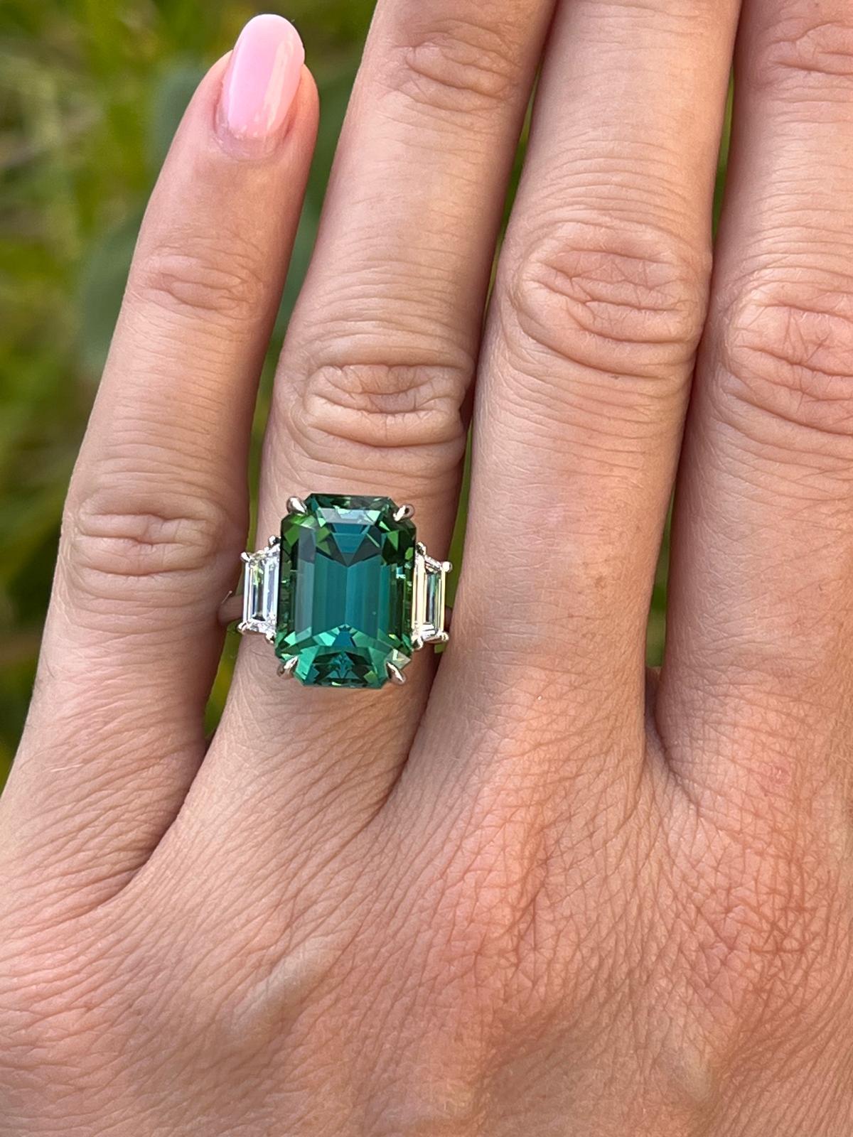 Taille émeraude 11.51 Carat Emerald-Cut Mint Tourmaline and Diamond Platinum Ring, GIA Certified (bague en platine avec tourmaline émeraude et diamant) en vente