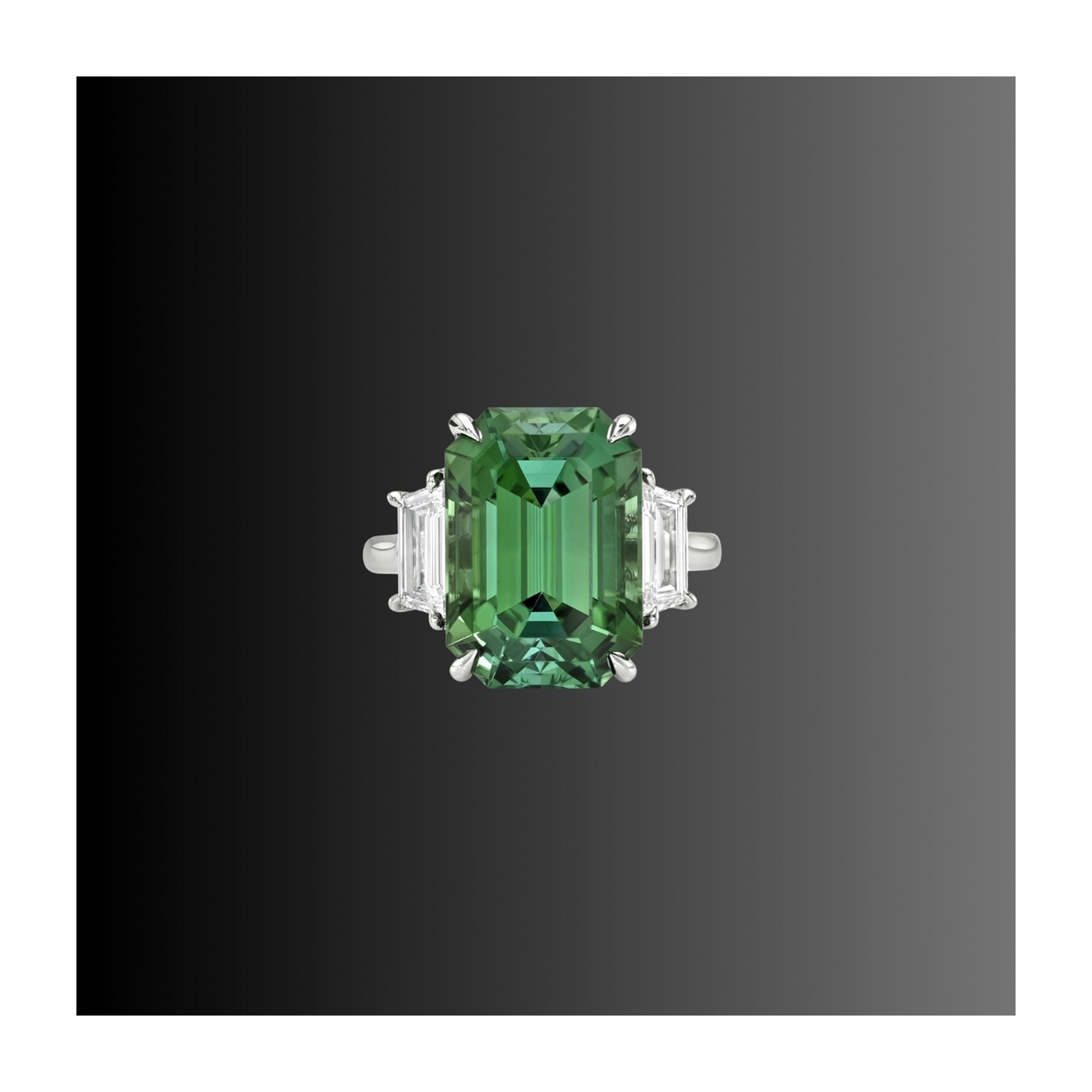 Taille émeraude 11.51 Carat Emerald-Cut Mint Tourmaline and Diamond Platinum Ring, GIA Certified (bague en platine avec tourmaline émeraude et diamant) en vente