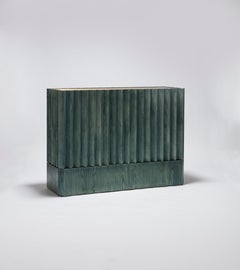 Elegante armario 115.13 de madera de tilo con estante de cristal y tapa de latón, de Cara Davide