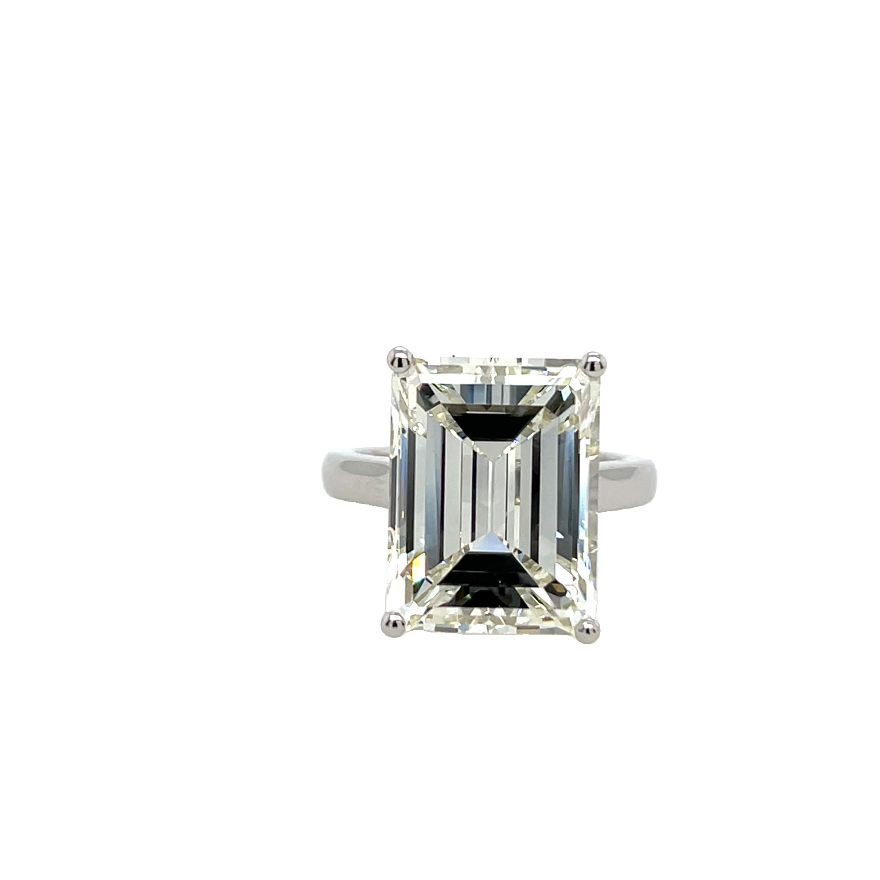Dieser exquisite 11,51-Karat-Naturdiamant im Smaragdschliff 
ist ein wahrer Ausdruck von Eleganz und Raffinesse. 
Der von GIA zertifizierte Diamant hat eine Farbe von L und eine Reinheit von VS2 und zeichnet sich durch außergewöhnliche Brillanz und
