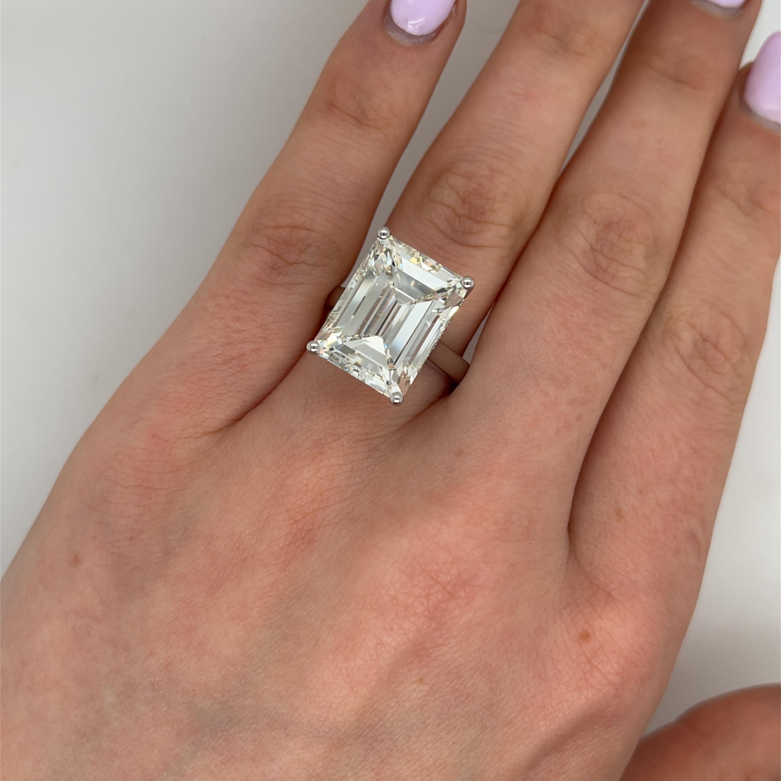 11,51 Karat L/VS2 GIA Smaragdschliff natürlicher Diamantring, gefasst in Platin im Zustand „Neu“ im Angebot in London, GB