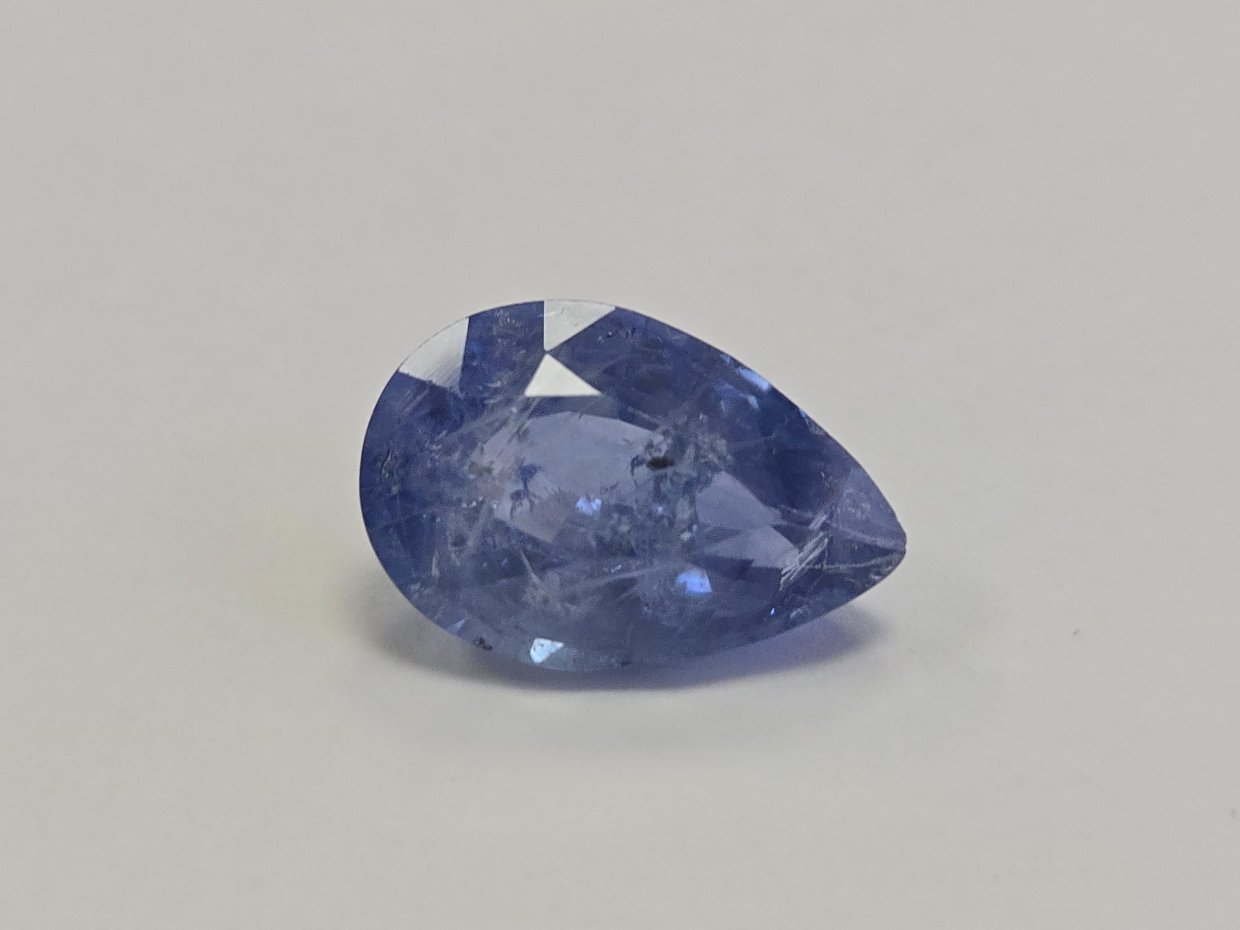 Dieser seltene und außergewöhnliche natürliche Saphir von 11,52 Karat, der meisterhaft in eine zeitlose Birnenform geschliffen wurde, ist ein wahres Meisterwerk der Natur. Mit seiner tiefen, satten Farbe und unübertroffenen Brillanz ist er eine