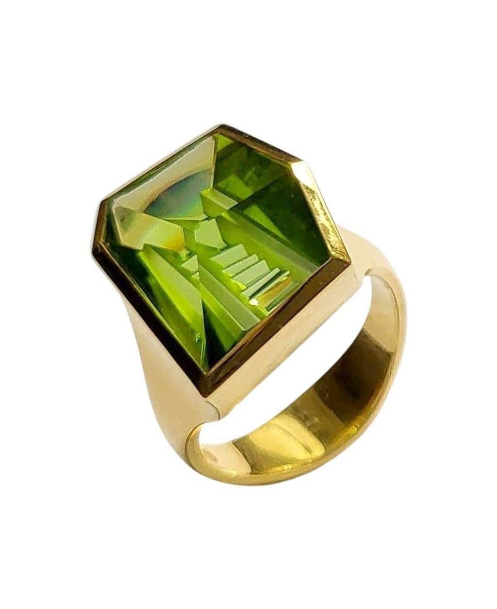 Der leuchtend grüne Peridot von 11,52 Karat, fachmännisch geschliffen von Atelier Munsteiner, gefasst in kostbarem 18 Karat Gold, wird Ihr Herz höher schlagen lassen. Dieser schöne Ring kann zu jedem Anlass getragen werden, ob formell oder leger -
