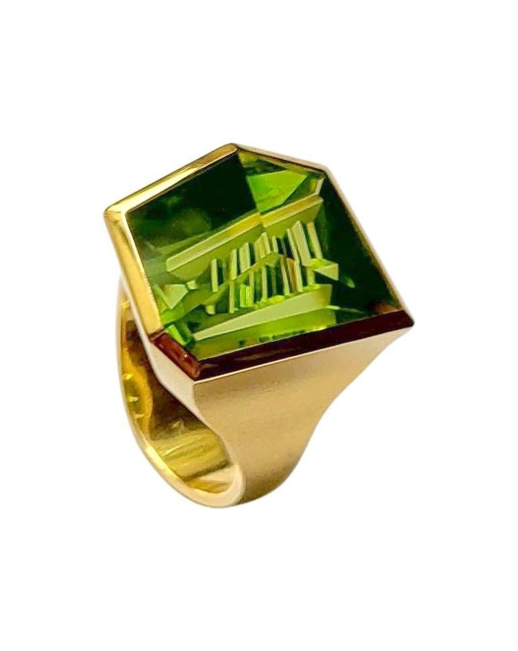 Goldring mit 11,52 Karat Peridot von Atelier Munsteiner (Gemischter Schliff) im Angebot