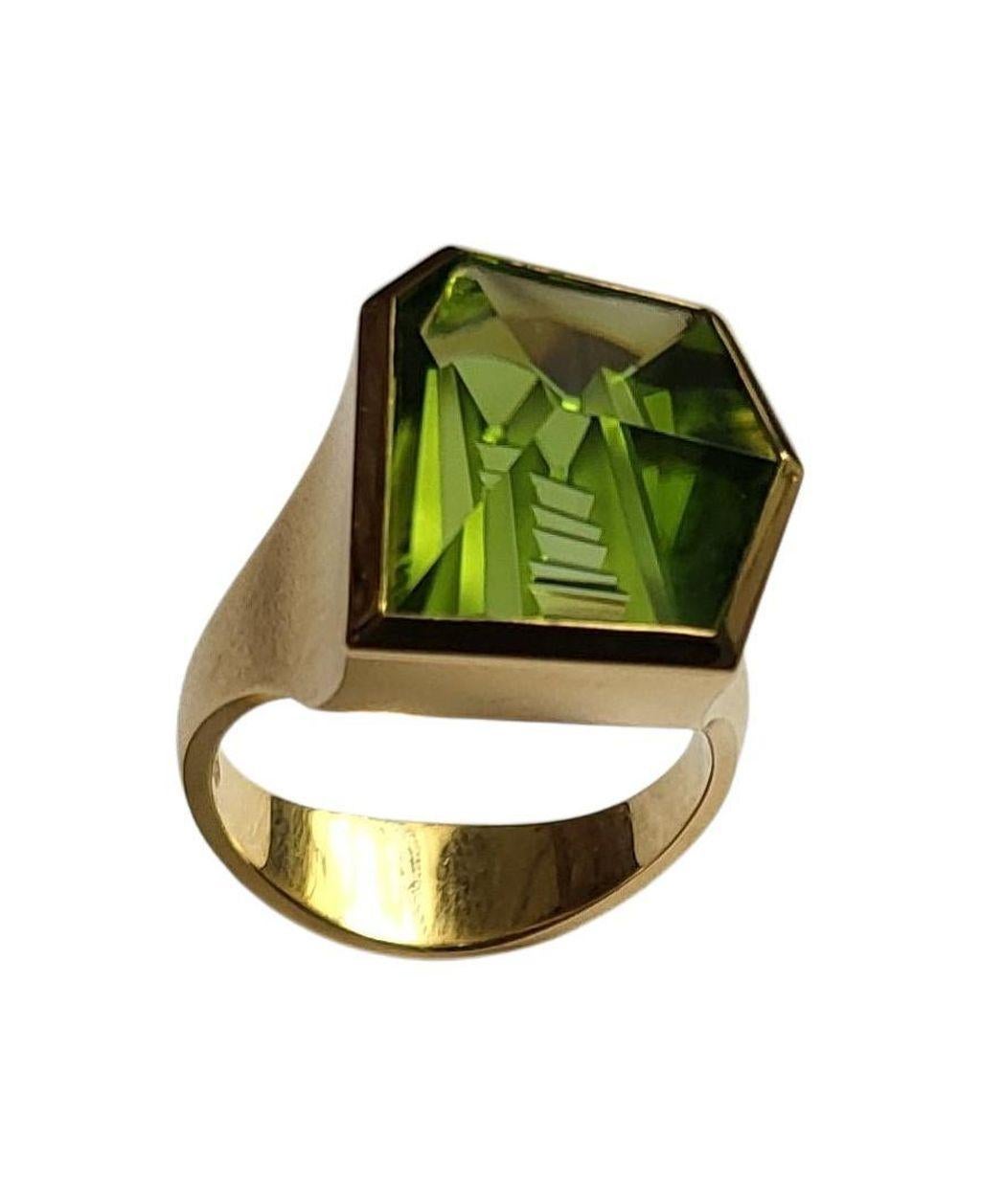 Goldring mit 11,52 Karat Peridot von Atelier Munsteiner im Zustand „Neu“ im Angebot in Berlin, DE