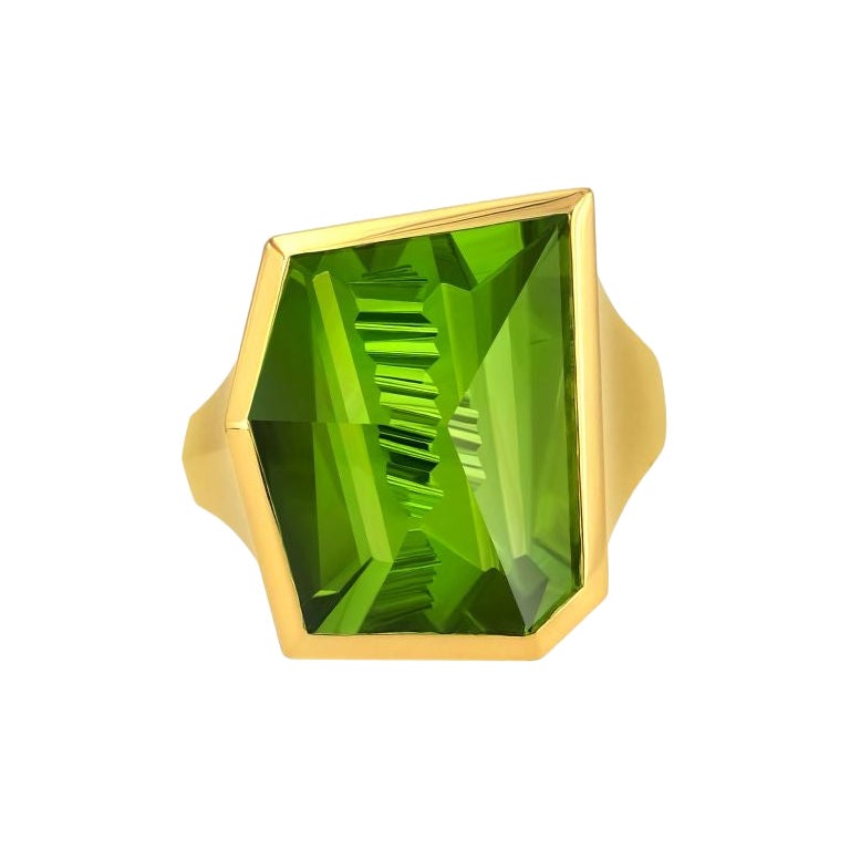 Goldring mit 11,52 Karat Peridot von Atelier Munsteiner im Angebot