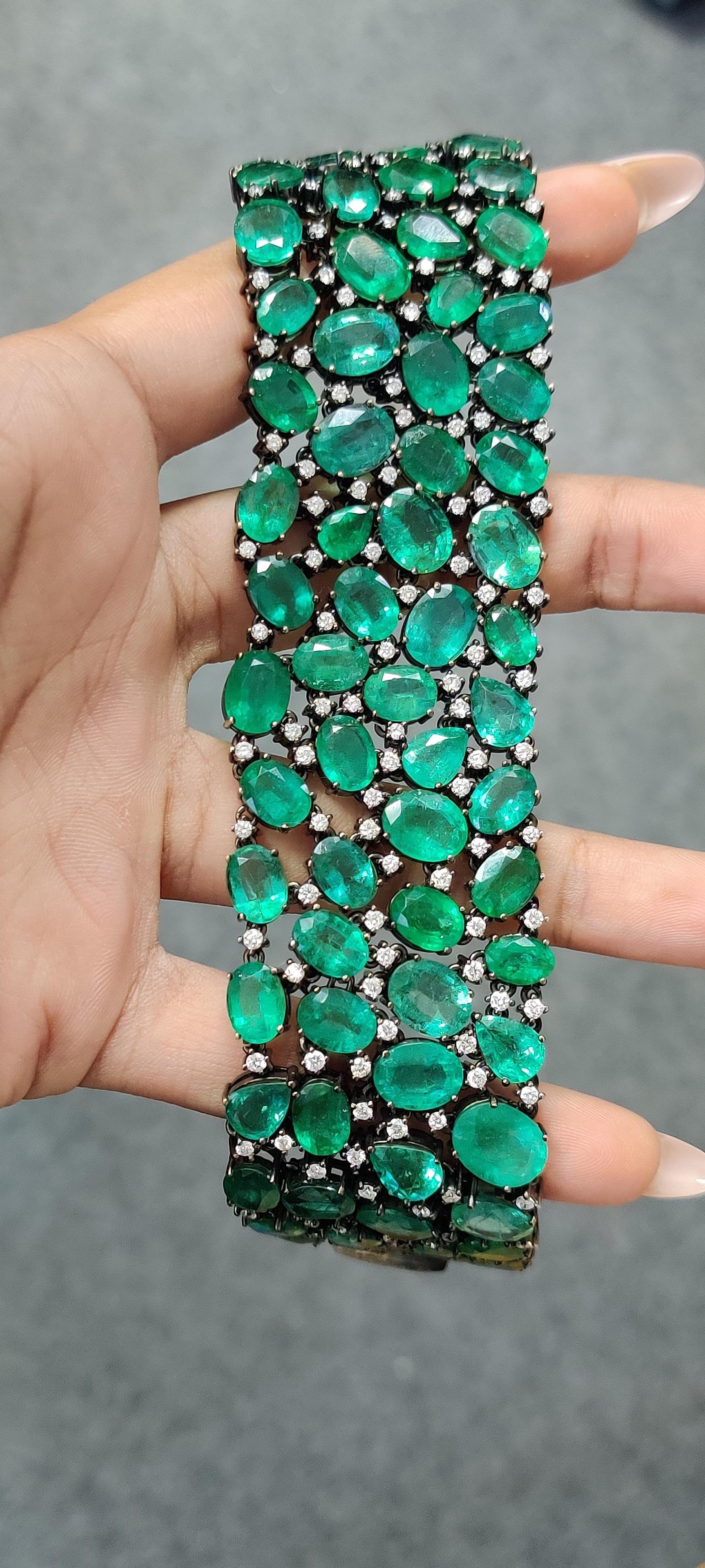 115.21 Ct Zambian Emerald studded Contemporary Statement Bracelet en or 18K Neuf - En vente à Bangkok, TH