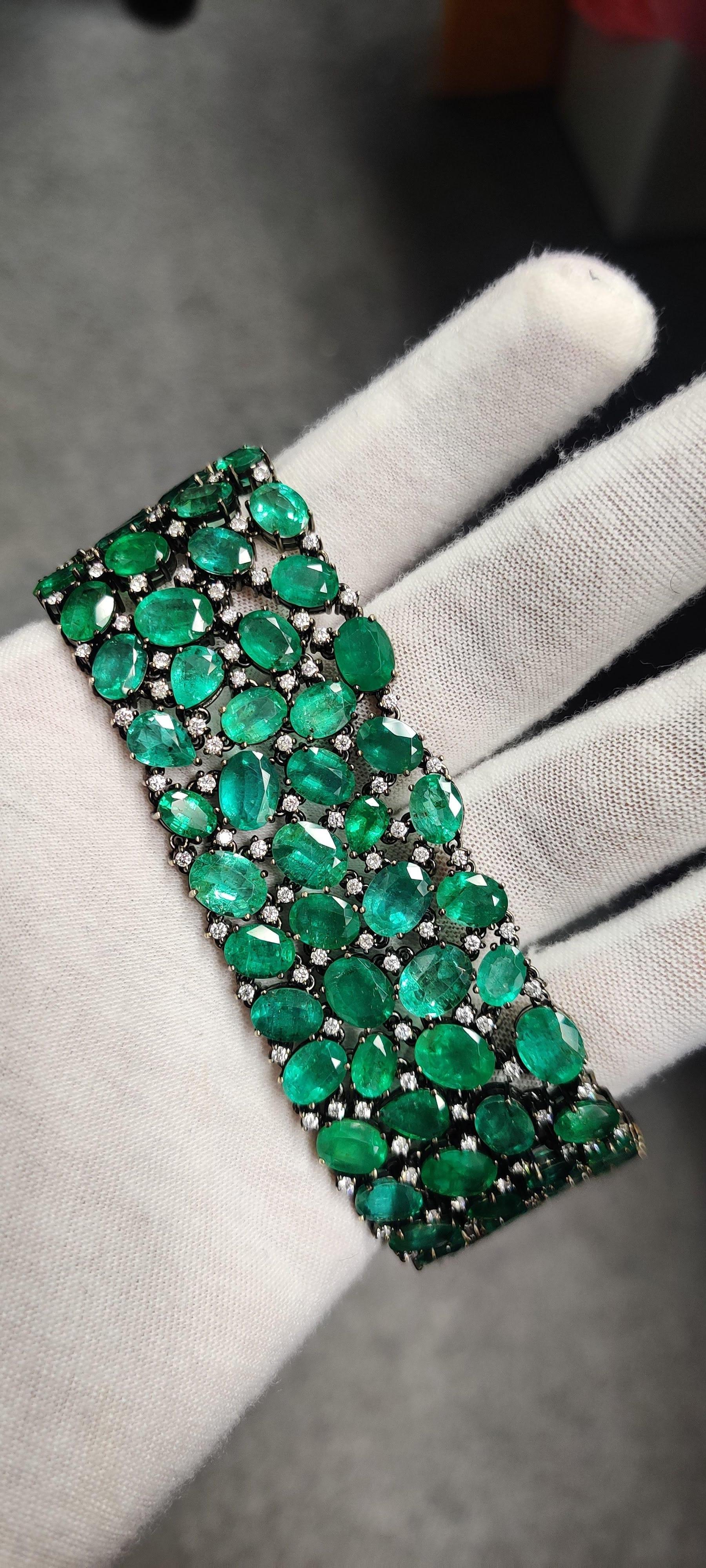 115.21 Ct Zambian Emerald studded Contemporary Statement Bracelet en or 18K en vente 3