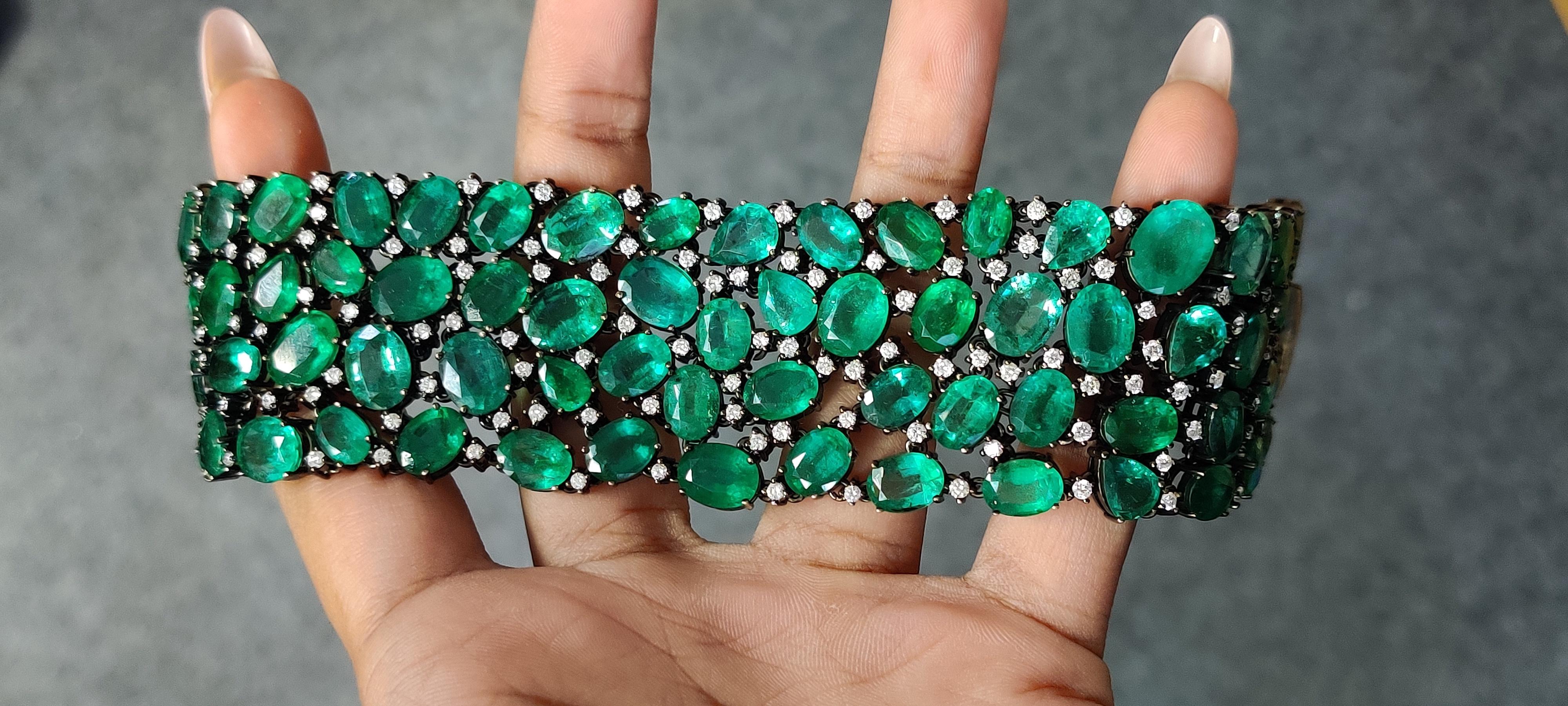 115.21 Ct Zambian Emerald studded Contemporary Statement Bracelet en or 18K Unisexe en vente