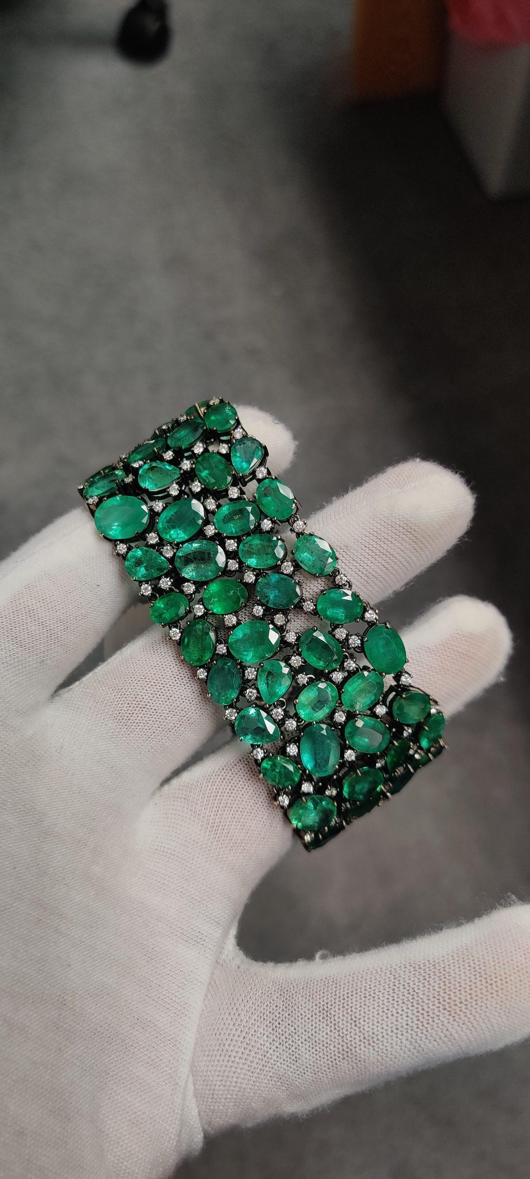 115.21 Ct Zambian Emerald studded Contemporary Statement Bracelet en or 18K en vente 4