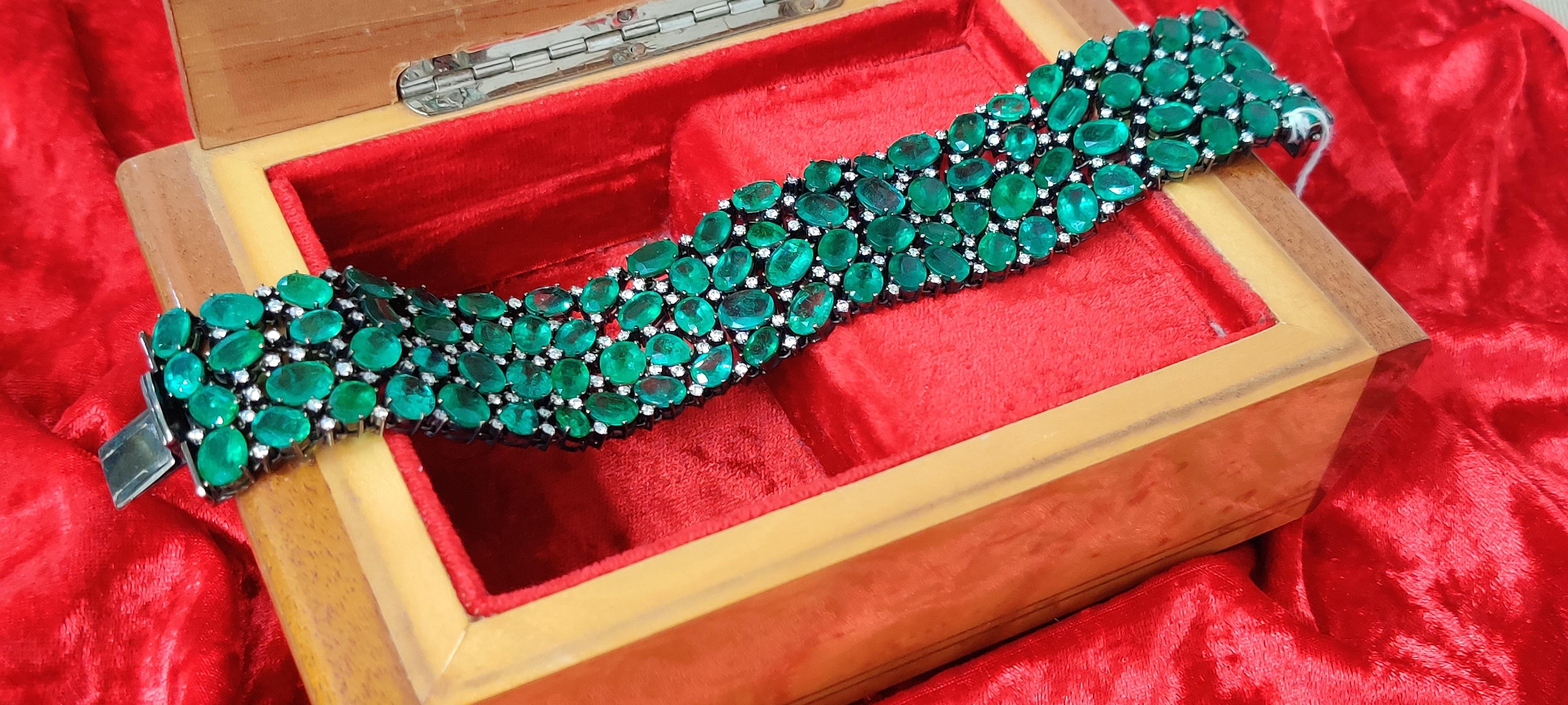 115.21 Ct Zambian Emerald studded Contemporary Statement Bracelet in 18K Gold For Sale 1