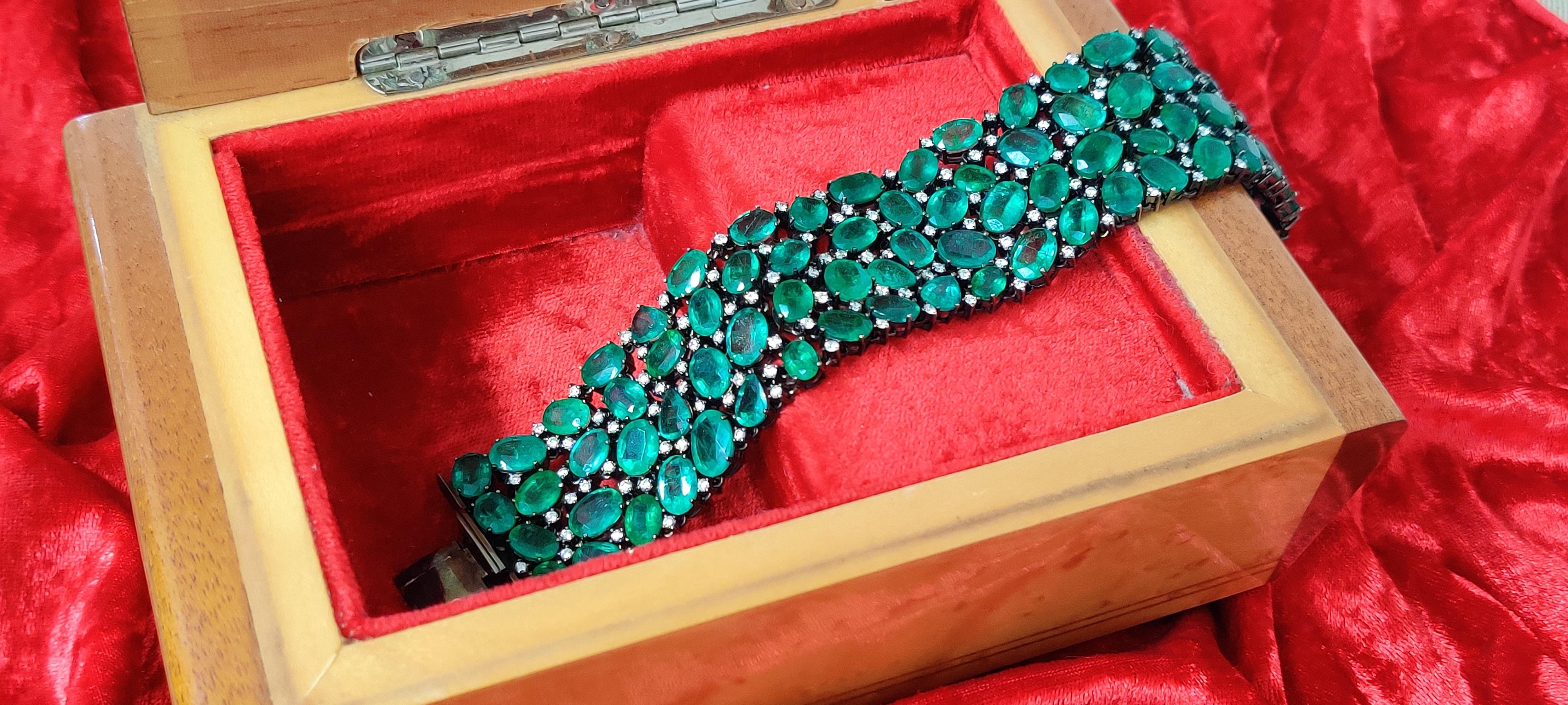 115.21 Ct Zambian Emerald studded Contemporary Statement Bracelet in 18K Gold For Sale 2