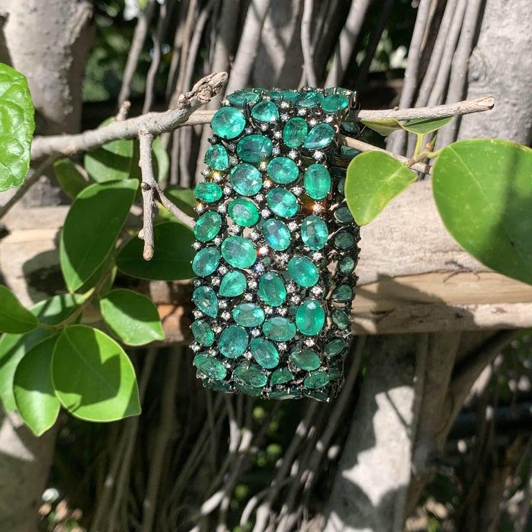 115,21 qt Esmeralda de Zambia tachonada Pulsera Contemporánea de Oro de 18 quilates en Nuevo estado para la venta en Bangkok, TH