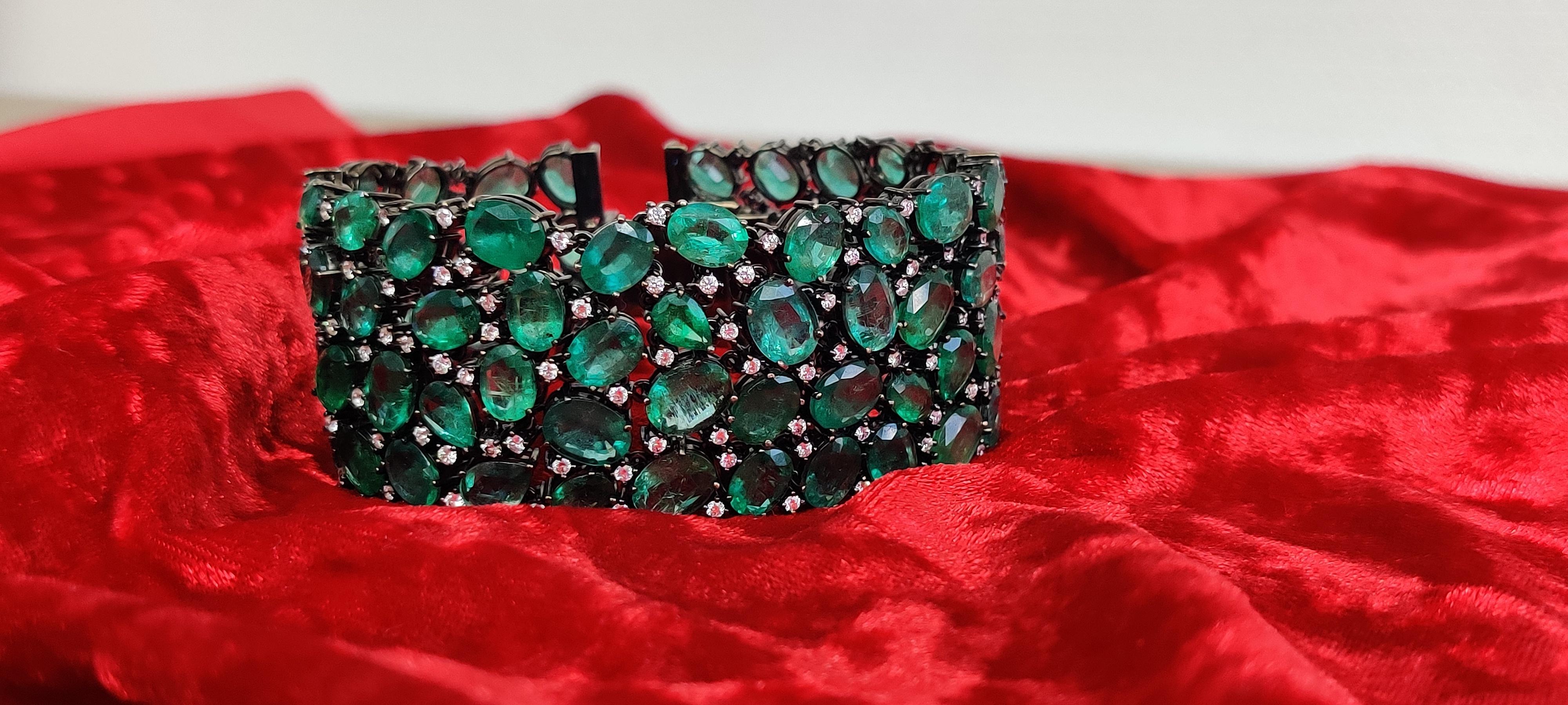 115,21 qt Esmeralda de Zambia tachonada Pulsera Contemporánea de Oro de 18 quilates en venta 1