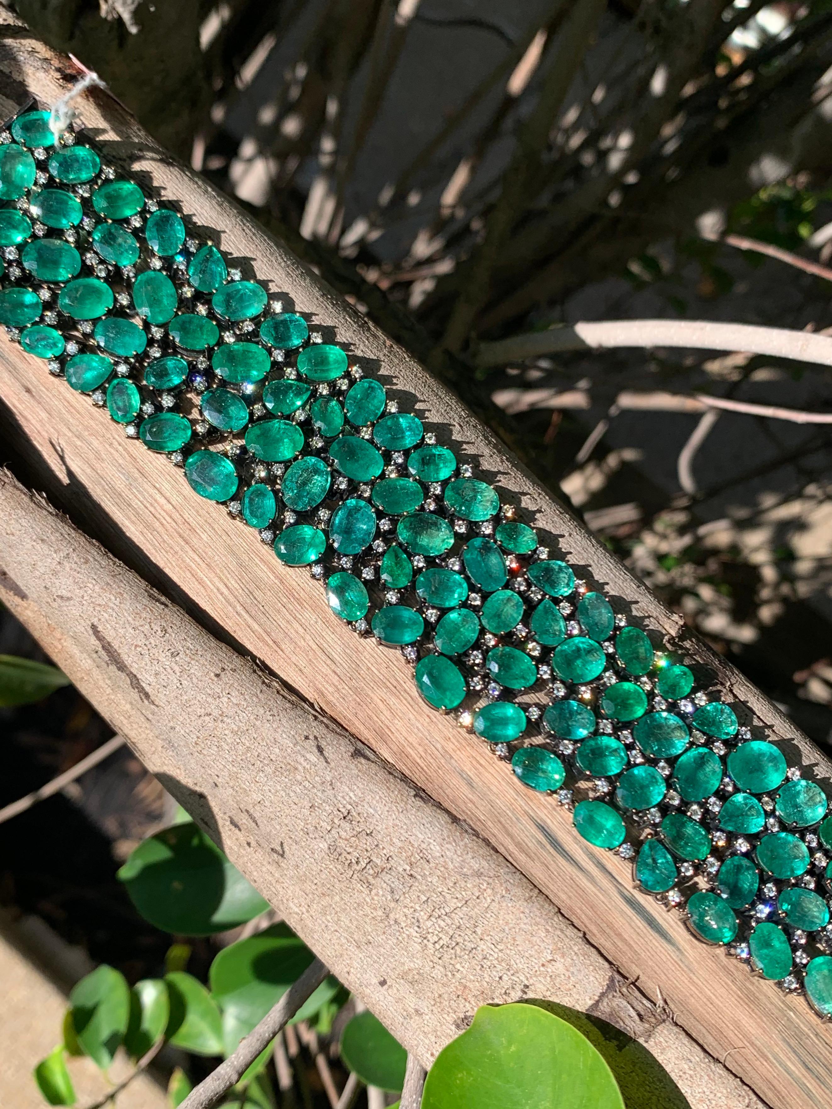 115,21 qt Esmeralda de Zambia tachonada Pulsera Contemporánea de Oro de 18 quilates en venta 2