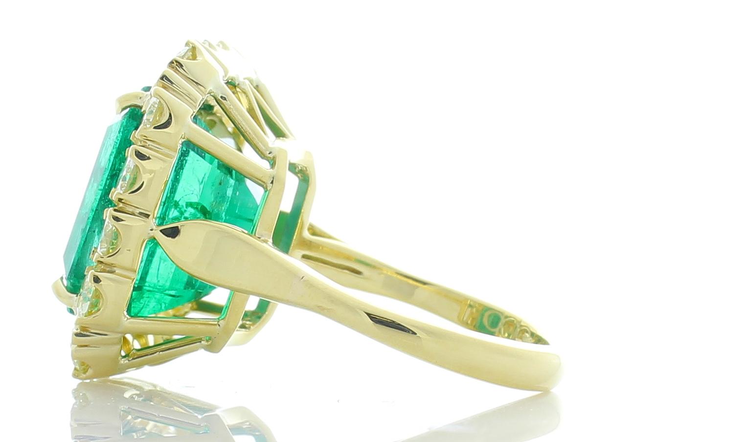 AGL Certified 11.53 Carat Emerald Cut Emerald & Fancy Light Yellow Diamond Ring (Zeitgenössisch)