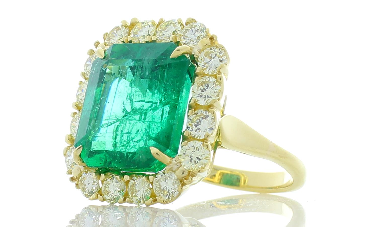 AGL Certified 11.53 Carat Emerald Cut Emerald & Fancy Light Yellow Diamond Ring im Zustand „Neu“ in Chicago, IL