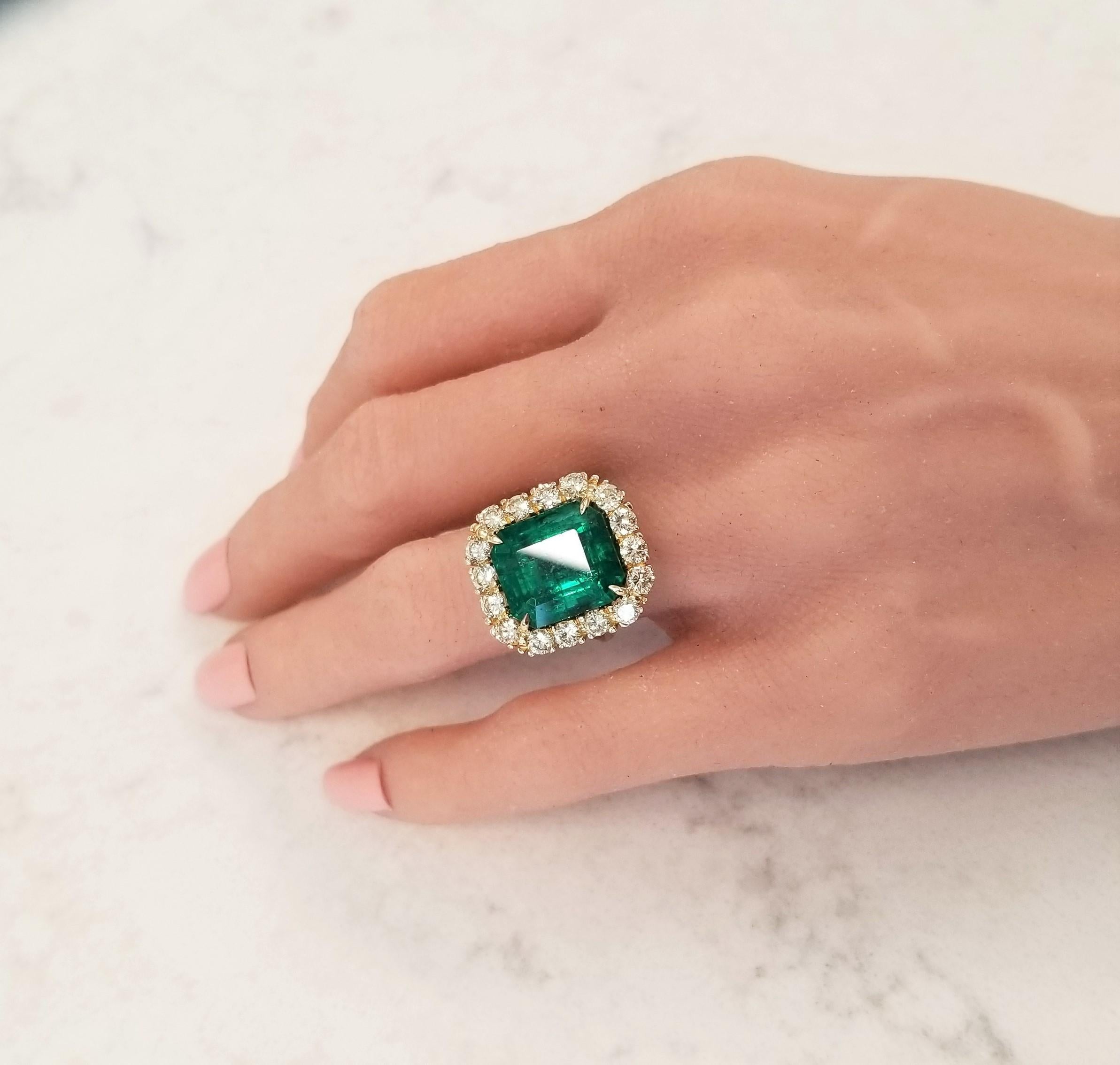 AGL Certified 11.53 Carat Emerald Cut Emerald & Fancy Light Yellow Diamond Ring In New Condition In Chicago, IL
