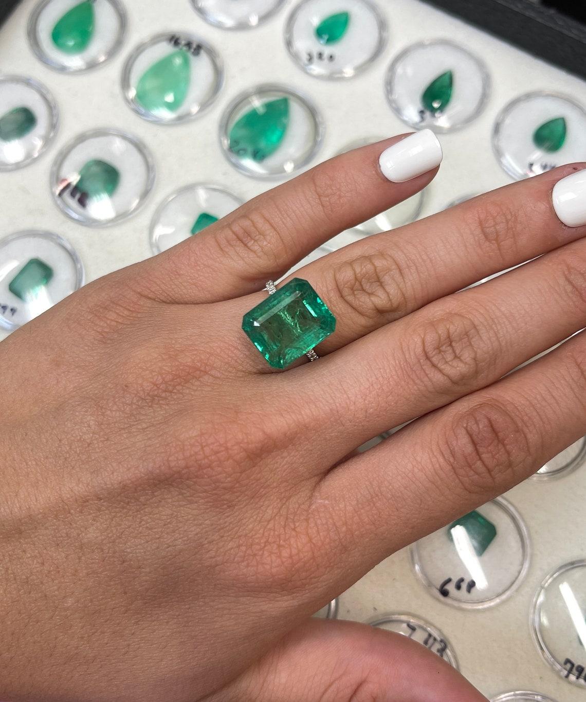 Women's 11.54 Carat 15x12.5 Huge Vibrant Green Zambian Emerald - Emerald Cut May For Sale