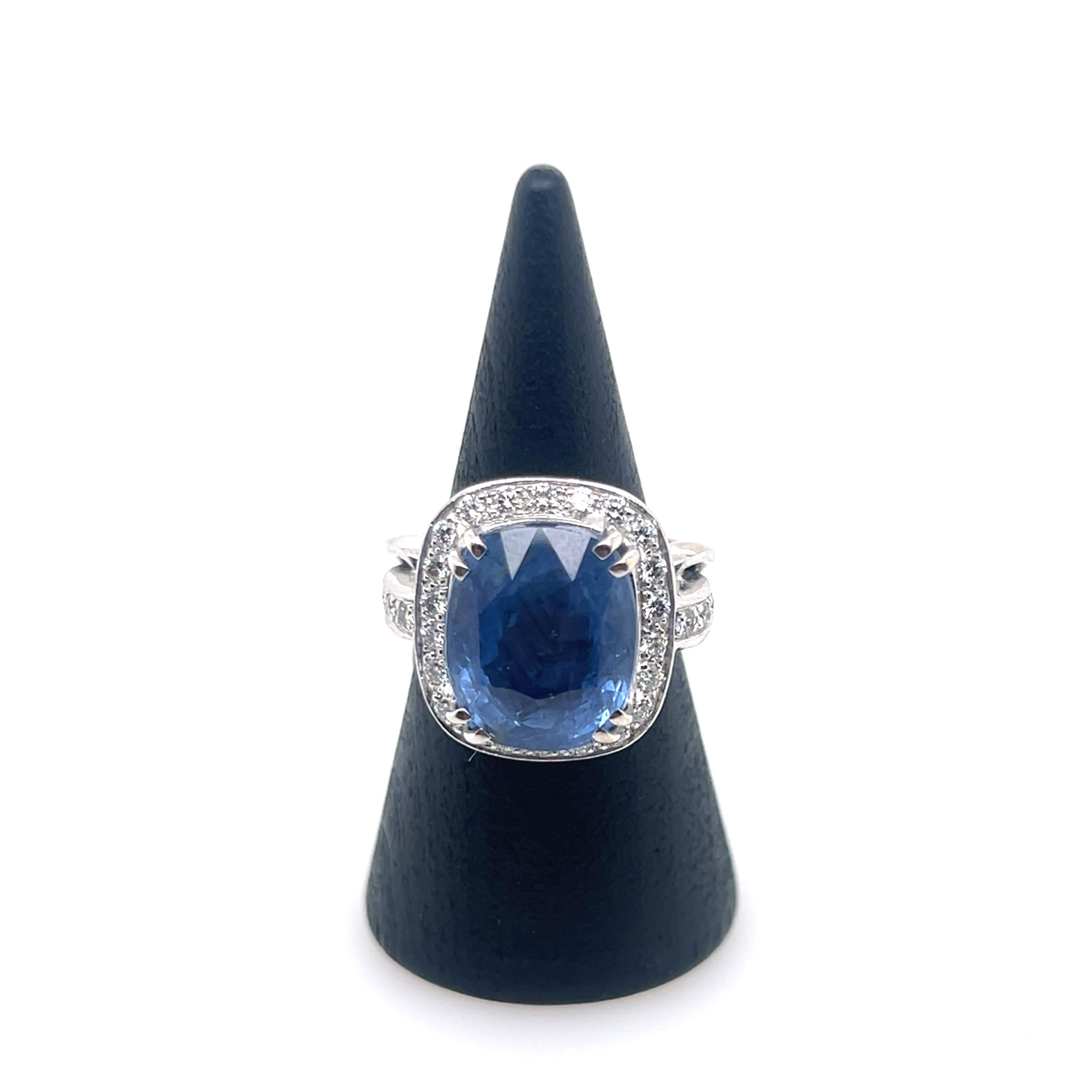 Taglio cuscino 11.55ct Unheated Sri Lankan Sapphire and Diamond Ring with GRS Certificate in vendita