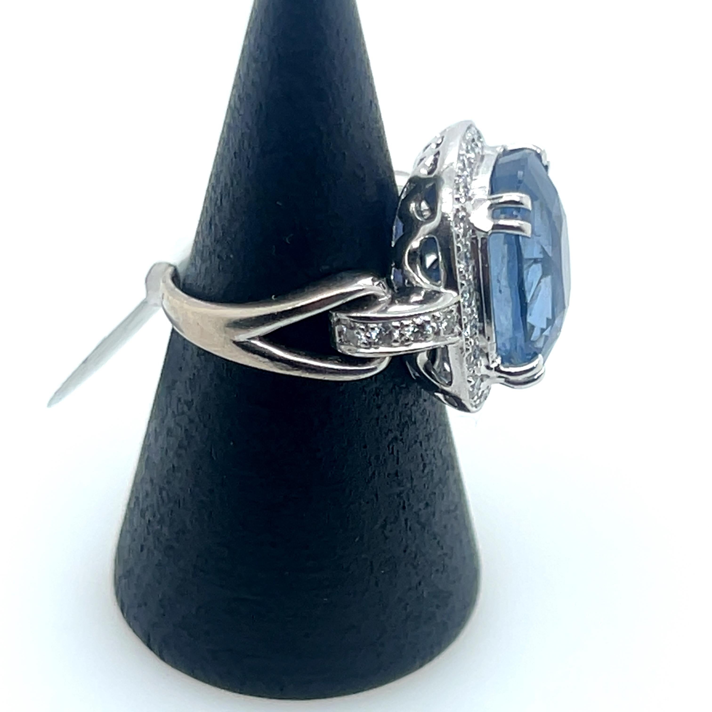 11.55ct Unheated Sri Lankan Sapphire and Diamond Ring with GRS Certificate In condizioni buone in vendita a London, GB