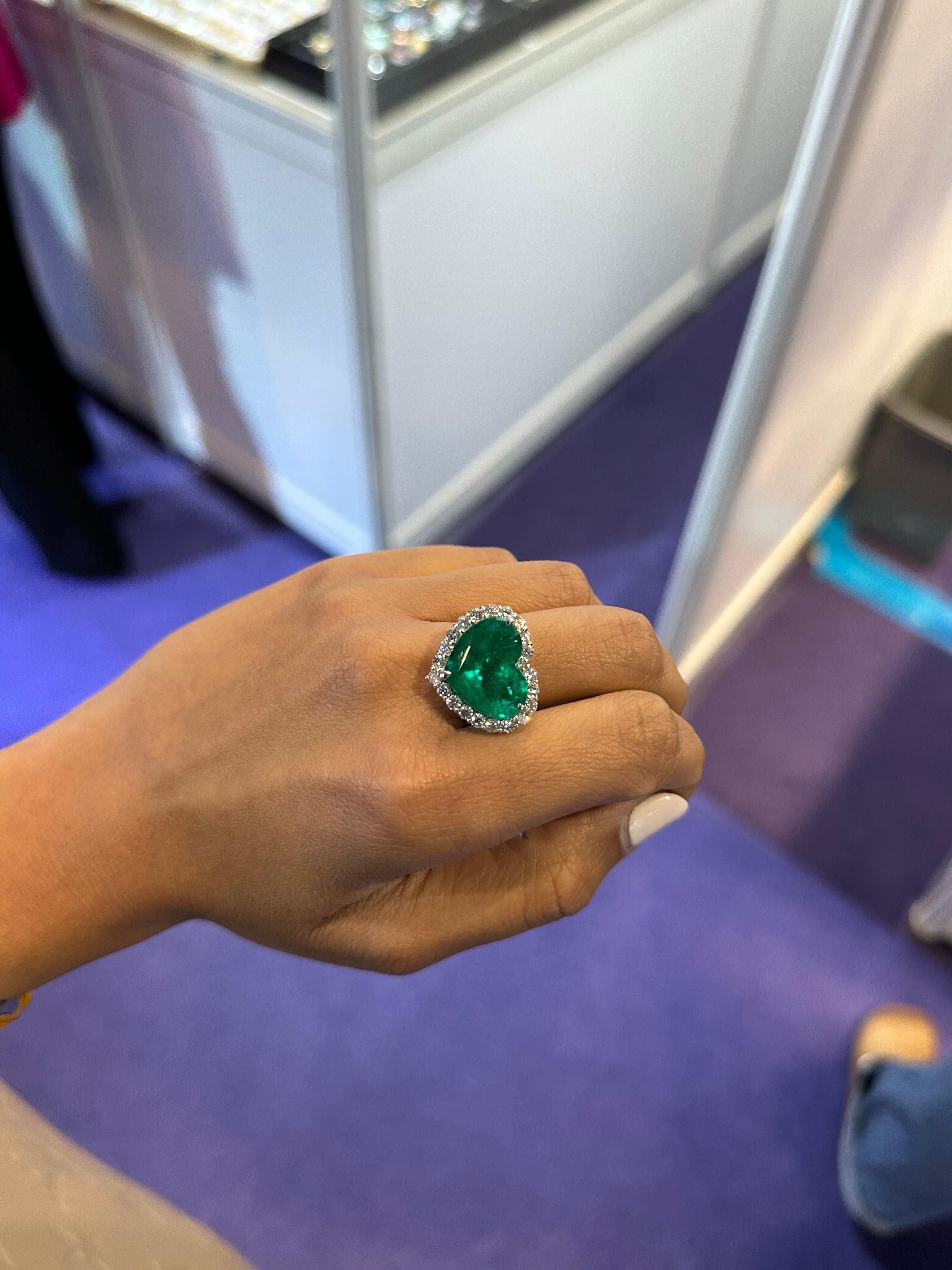 Moderno 11.56 Carat Colombian Emerald and Diamond Cocktail Ring in Platinum in vendita