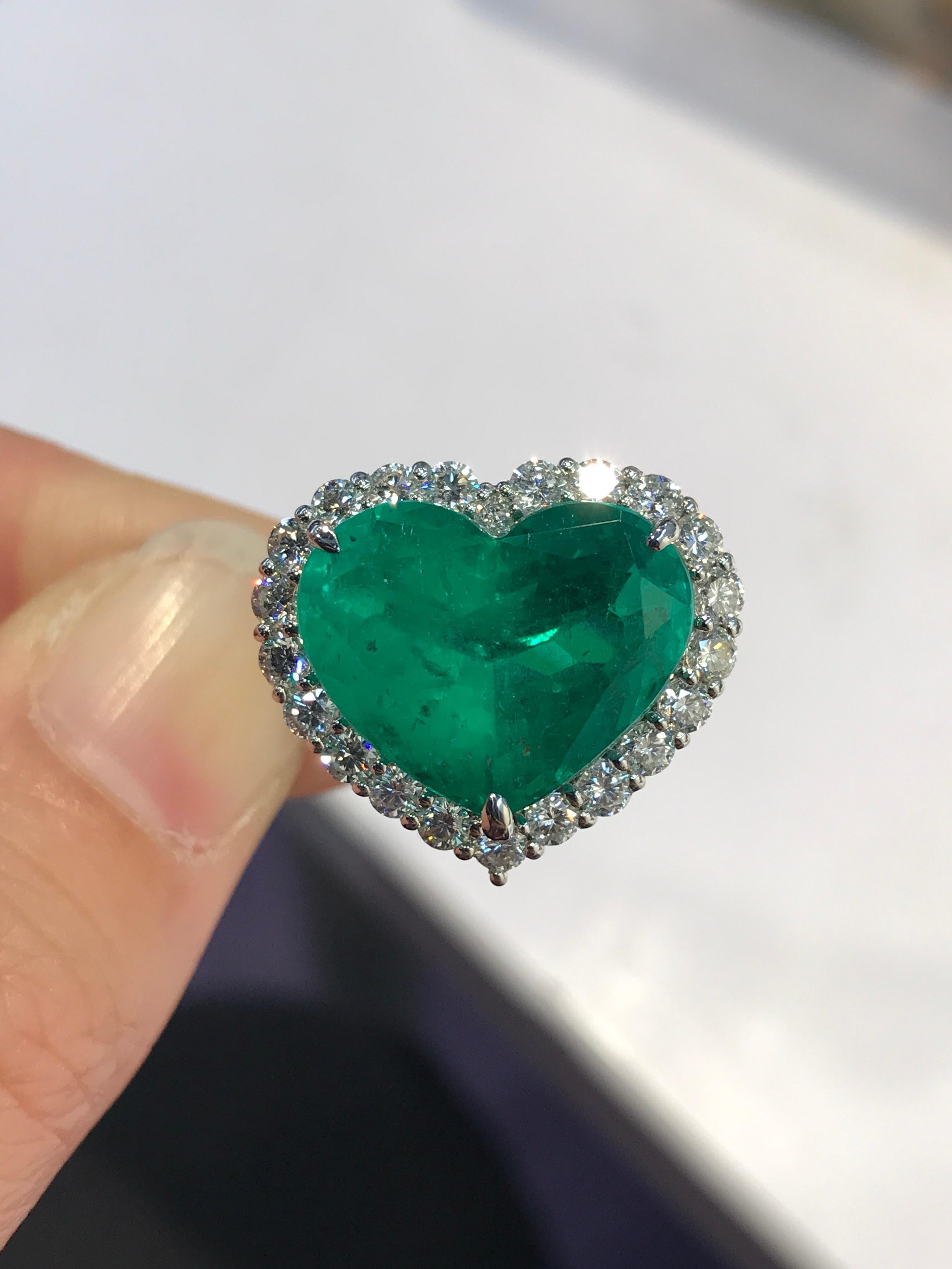 Cuore 11.56 Carat Colombian Emerald and Diamond Cocktail Ring in Platinum in vendita