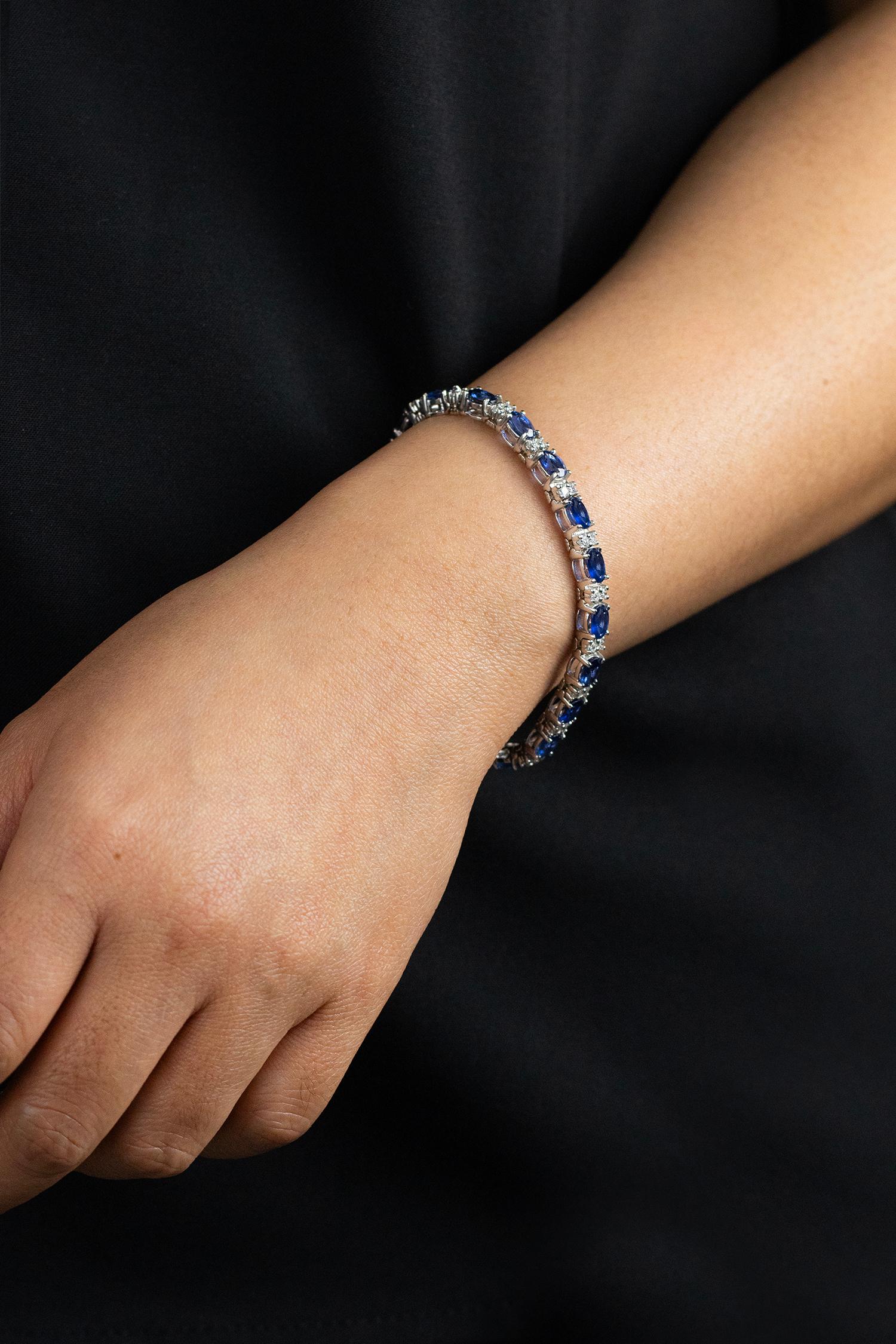 Contemporary Roman Malakov 12.83 Carats Total Blue Sapphire & Diamond Tennis Bracelet For Sale