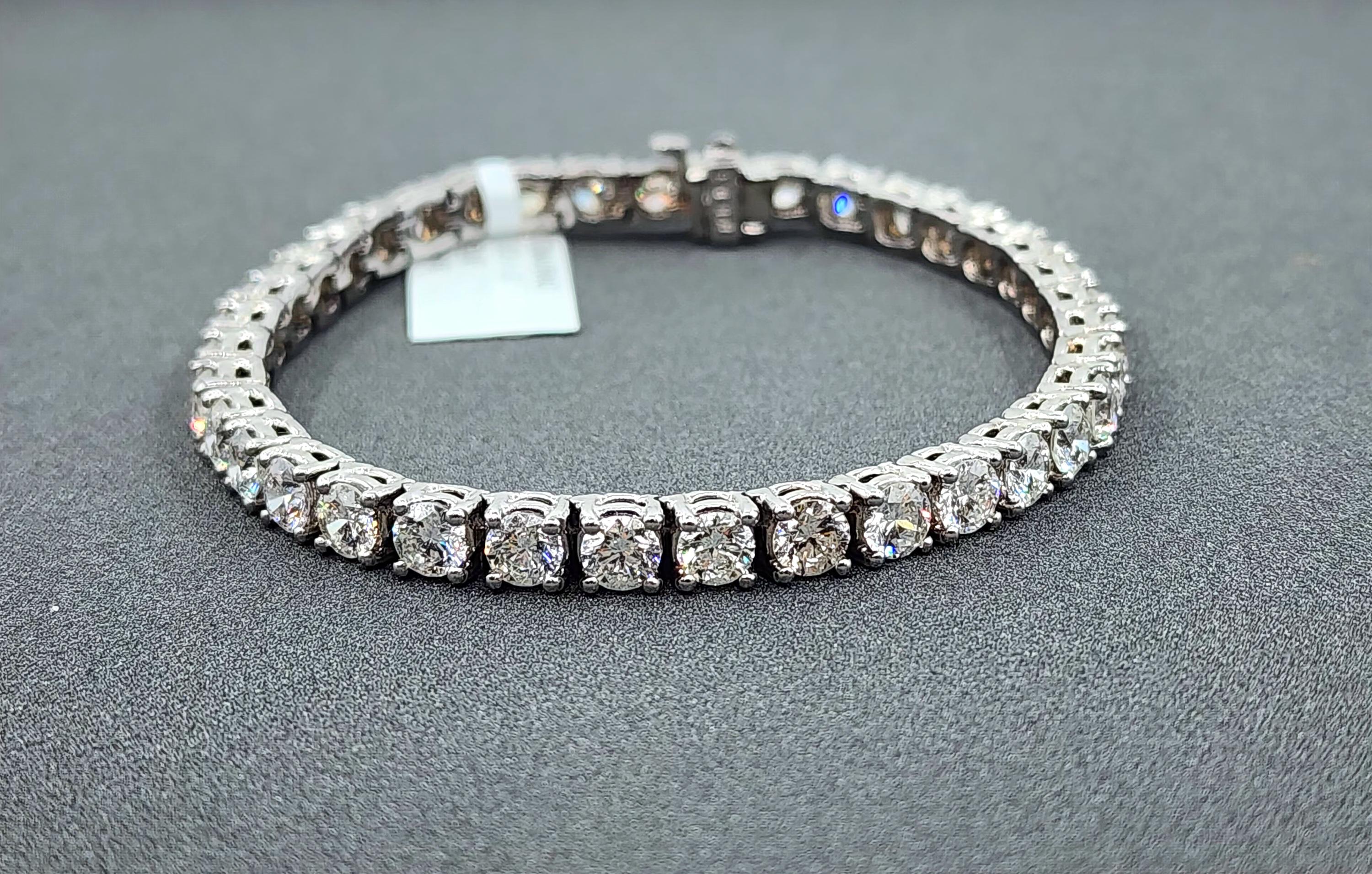 Ce magnifique bracelet de tennis en diamants fait tourner les têtes ! Le bracelet comporte 37 diamants d'une couleur G/H et d'une pureté VS2. C'est une pièce magnifique et étonnante qui doit figurer dans la collection de tout bijoutier.