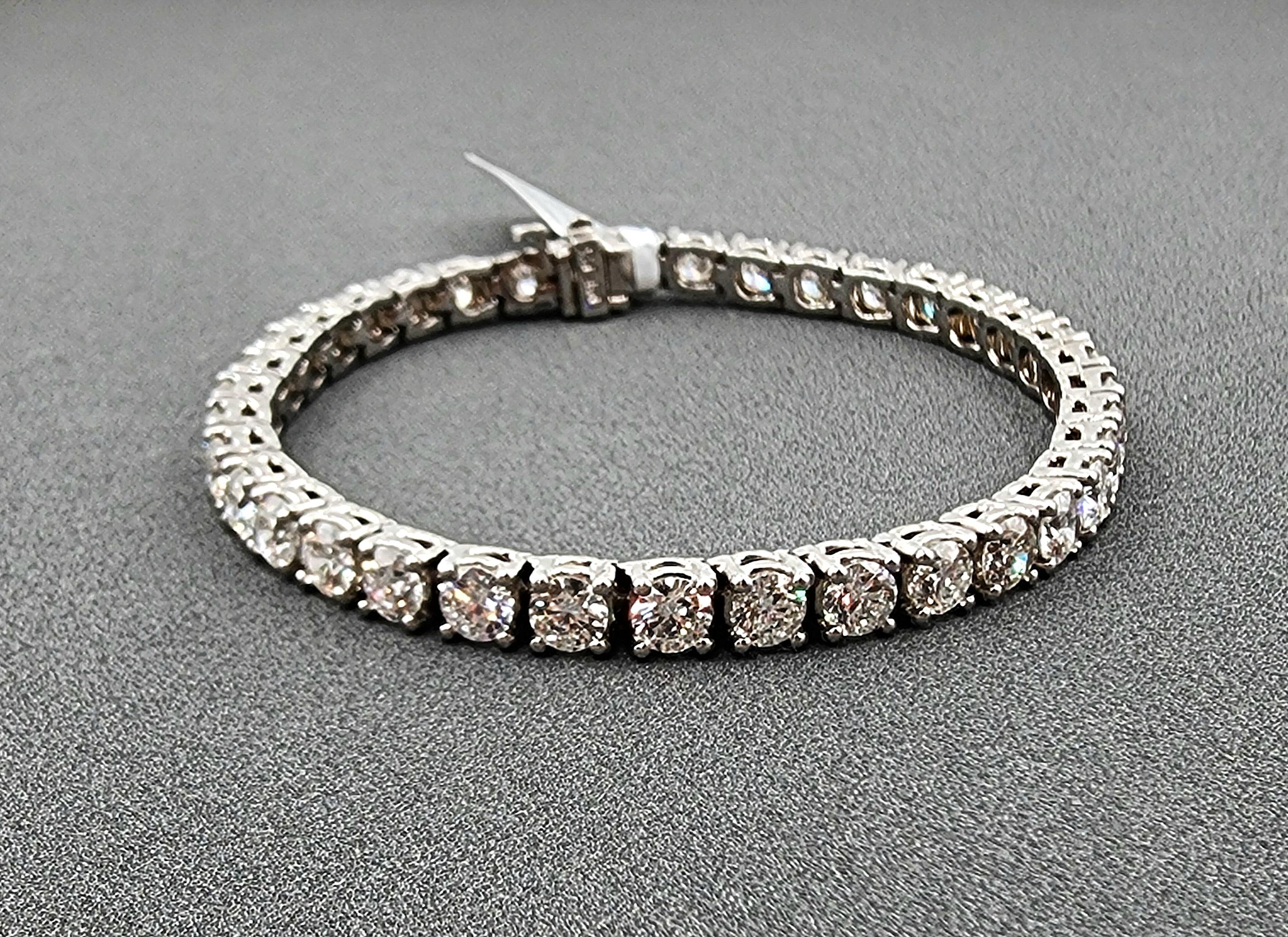 ¡Esta magnífica pulsera de tenis de diamantes te hará girar la cabeza! La pulsera presenta 37 diamantes, y ostenta un color de G/H y una claridad de VS2. Una pieza tan impresionante y magnífica para tener en la colección de cualquier joyero.