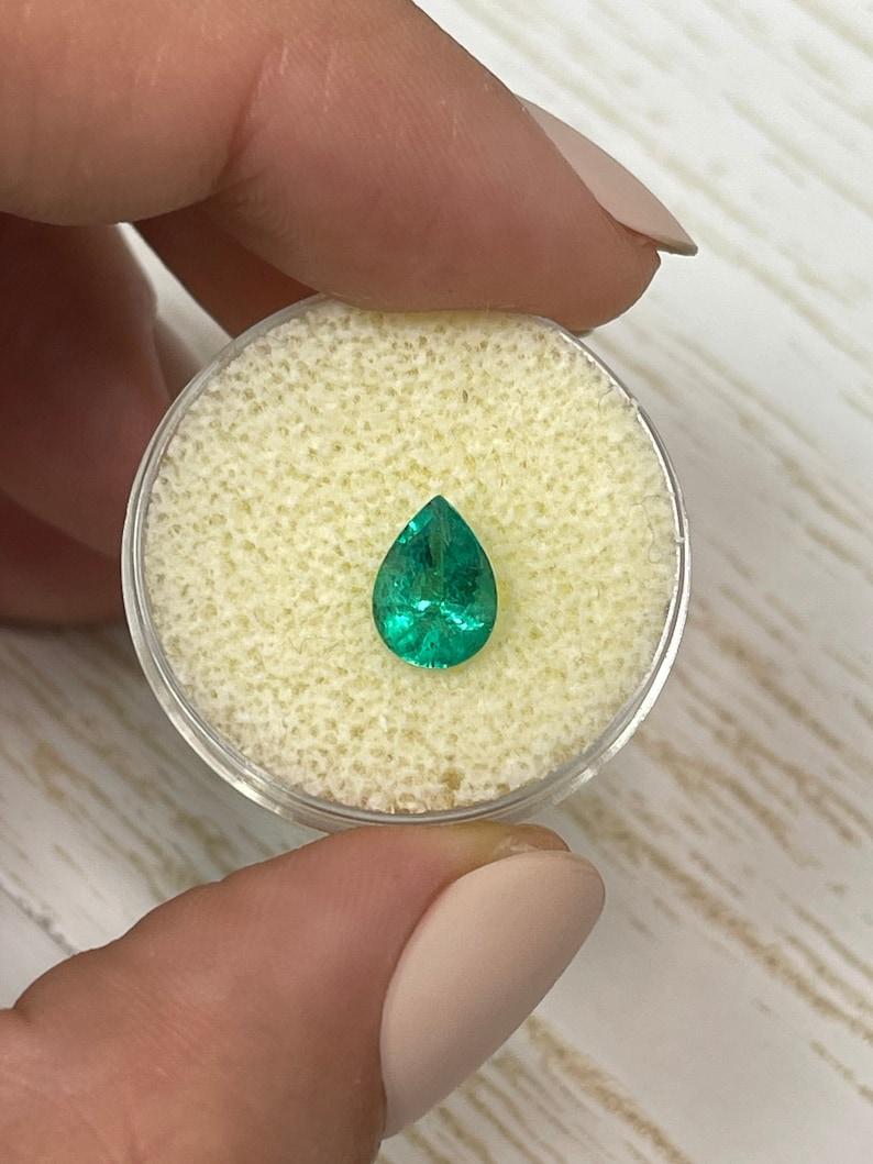 Piedra: Esmeralda
Peso: 1,15 quilates
Forma: Corte Pera
Claridad: Transparente
Lustre: Muy bueno
Color: Verde medio
Medidas: 8,75 mm x 6,36 mm x 4,38 mm
Origen geográfico: Colombia
Tratamiento: Natural, Engrasado

Observaciones: Debido a sus