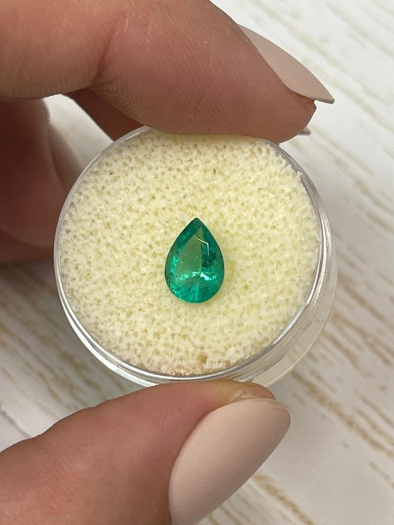 Esmeralda colombiana verde mediana de 1,15 ct - Lágrima talla pera Gema de Nacimiento de Mayo Moderno en venta