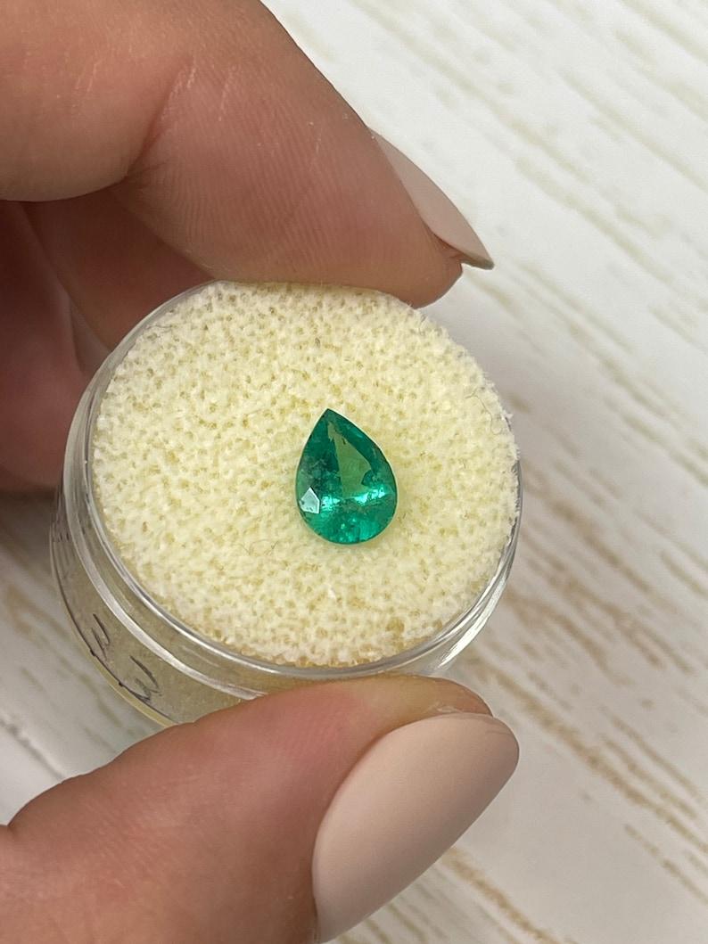 Esmeralda colombiana verde mediana de 1,15 ct - Lágrima talla pera Gema de Nacimiento de Mayo Corte pera en venta