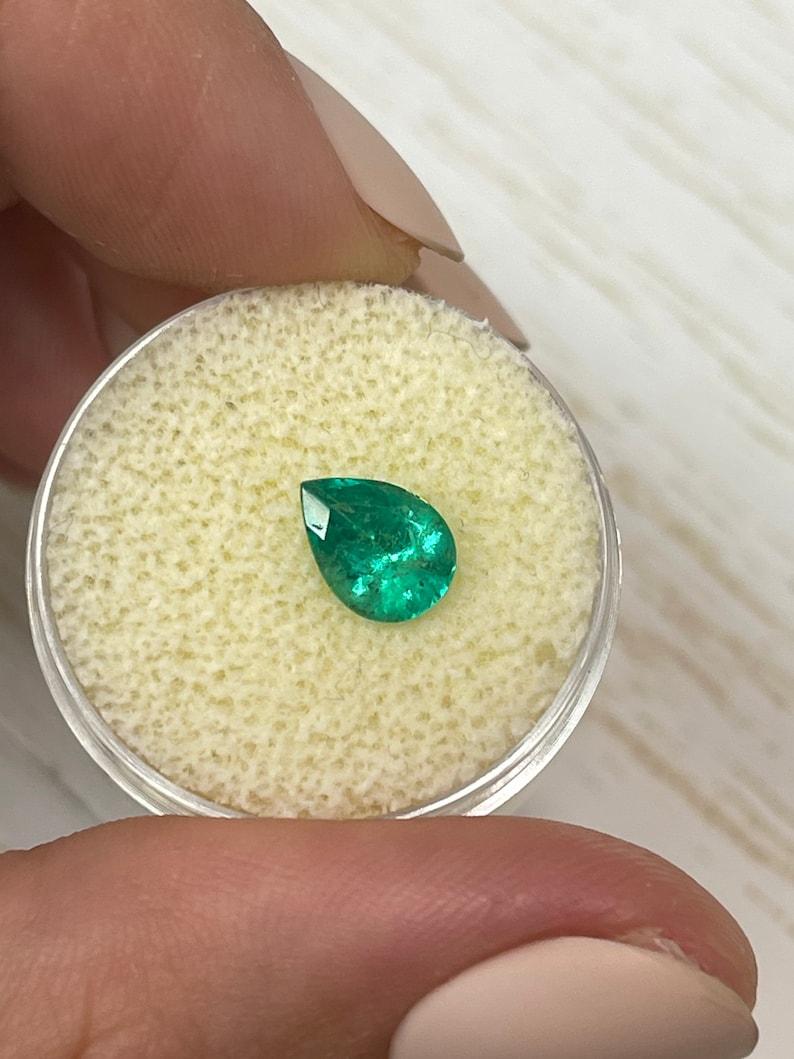 Esmeralda colombiana verde mediana de 1,15 ct - Lágrima talla pera Gema de Nacimiento de Mayo en Nuevo estado para la venta en Jupiter, FL