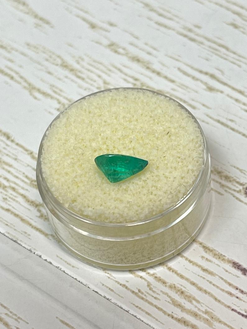 Esmeralda colombiana verde mediana de 1,15 ct - Lágrima talla pera Gema de Nacimiento de Mayo en venta 1