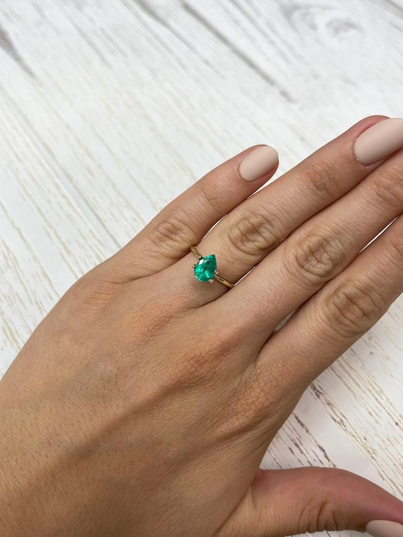 Esmeralda colombiana verde mediana de 1,15 ct - Lágrima talla pera Gema de Nacimiento de Mayo en venta 2