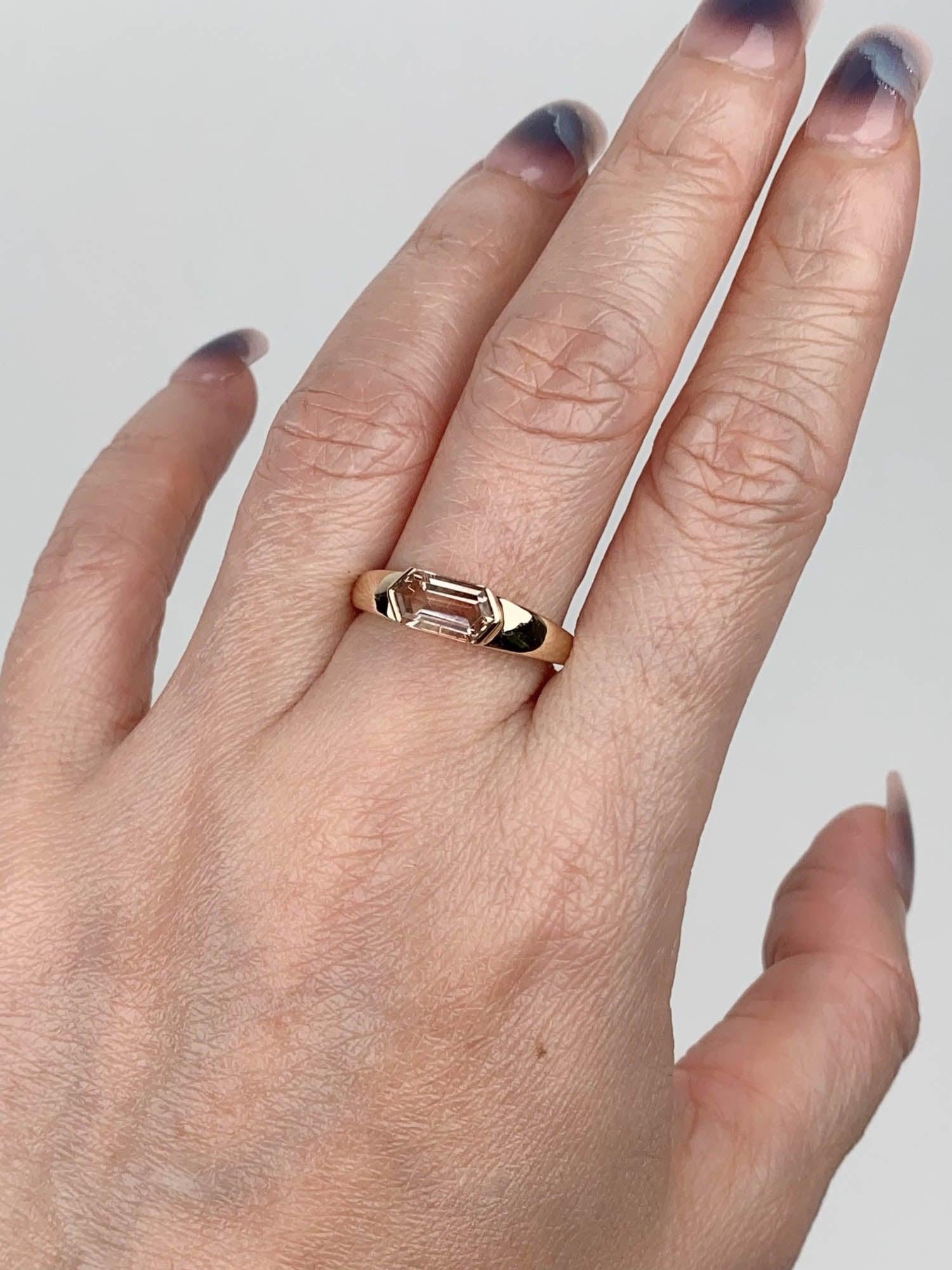 Women's or Men's 1.15ct Oregon Sunstone Half Bezel Set 14K Gold Engagement Ring R6770 For Sale