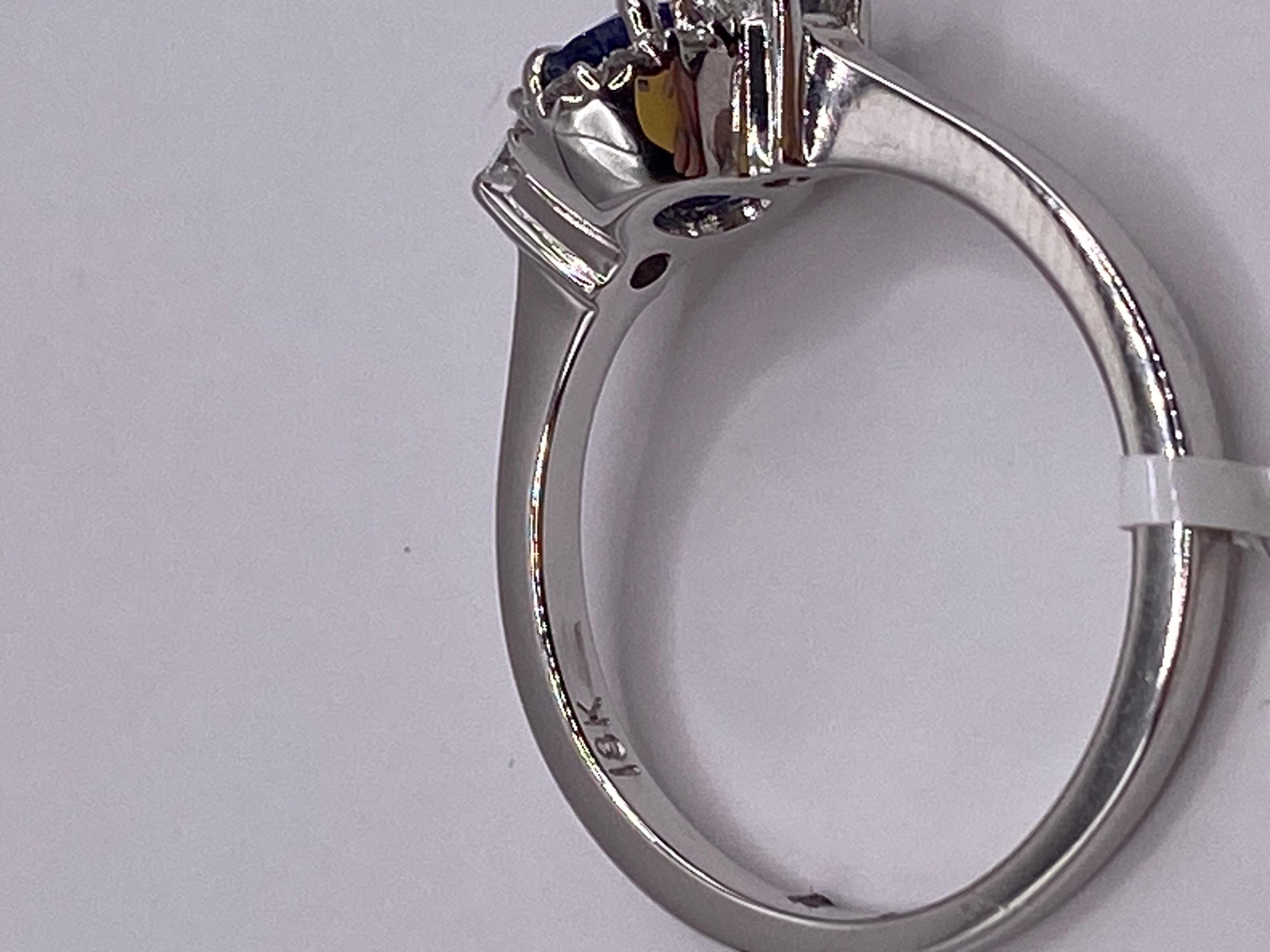 1,15 Karat Ovaler Saphir & Trapezförmiger Diamantring aus Platin (Ovalschliff) im Angebot