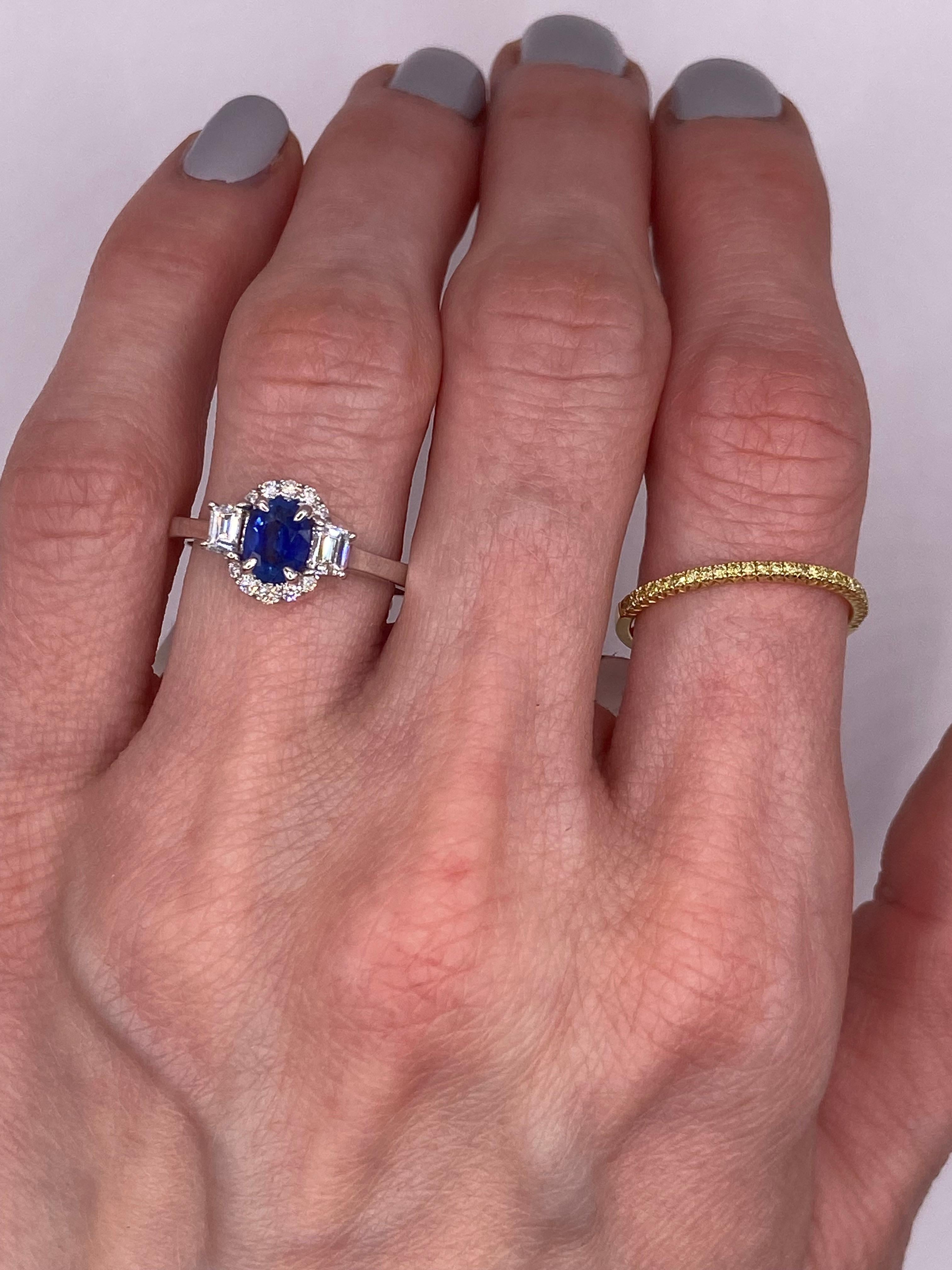 1,15 Karat Ovaler Saphir & Trapezförmiger Diamantring aus Platin für Damen oder Herren im Angebot