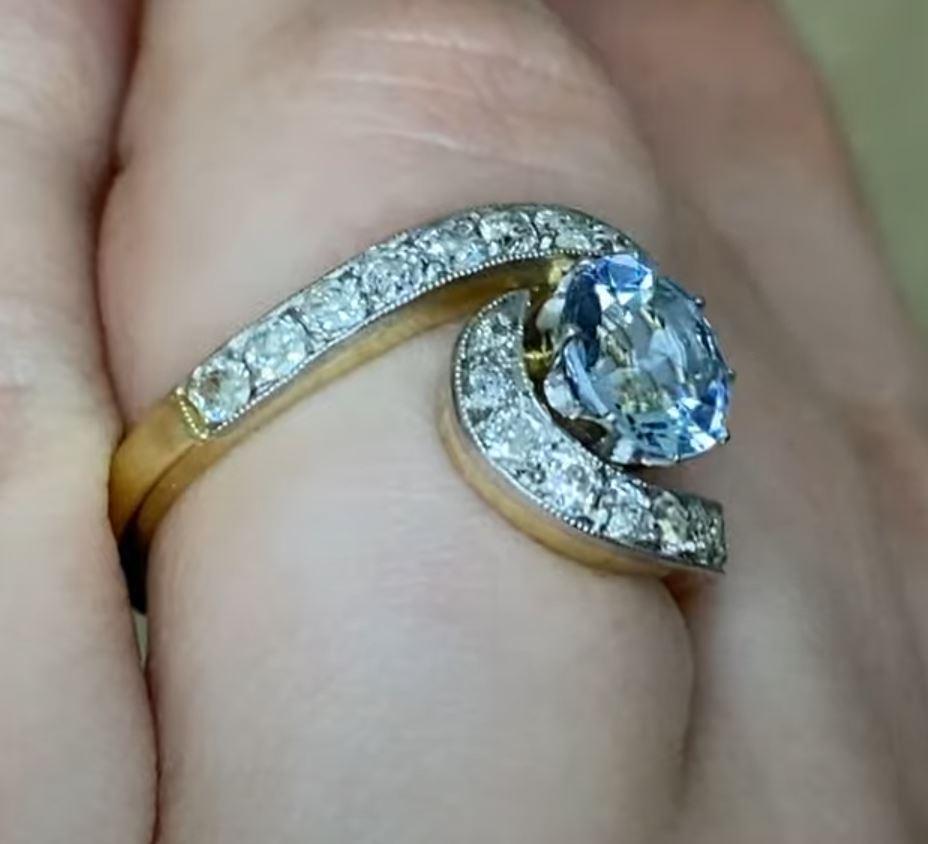 Dieser exquisite Verlobungsring präsentiert einen fesselnden ca. 1,10-karätigen Aquamarin in der Farbe Santa Maria, der fachmännisch in eine brillante runde Form geschliffen und in zarten Zacken befestigt wurde. Dieser Aquamarin ist für seinen